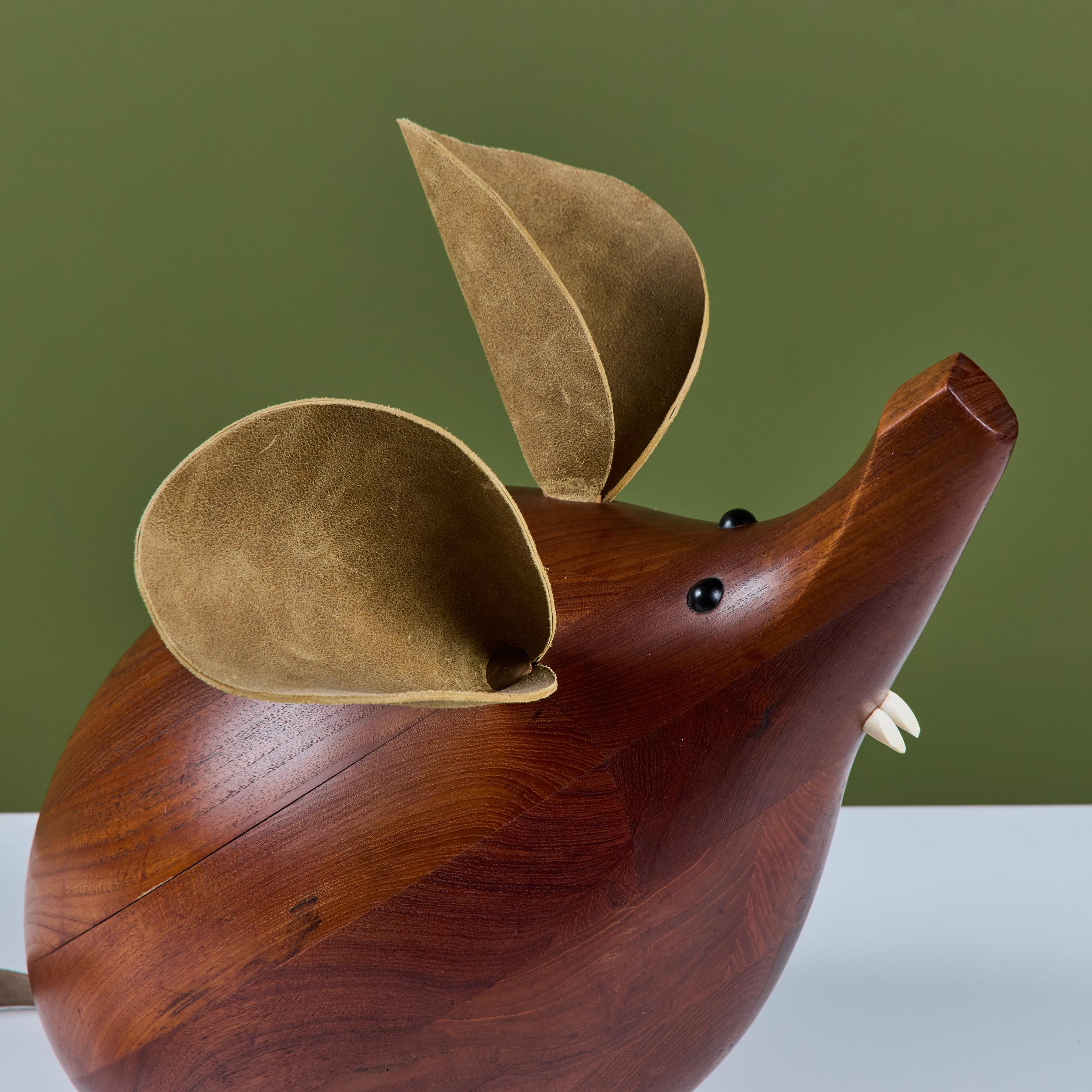 H. H. Danimarca Scultura di topo grande in teak in vendita 6