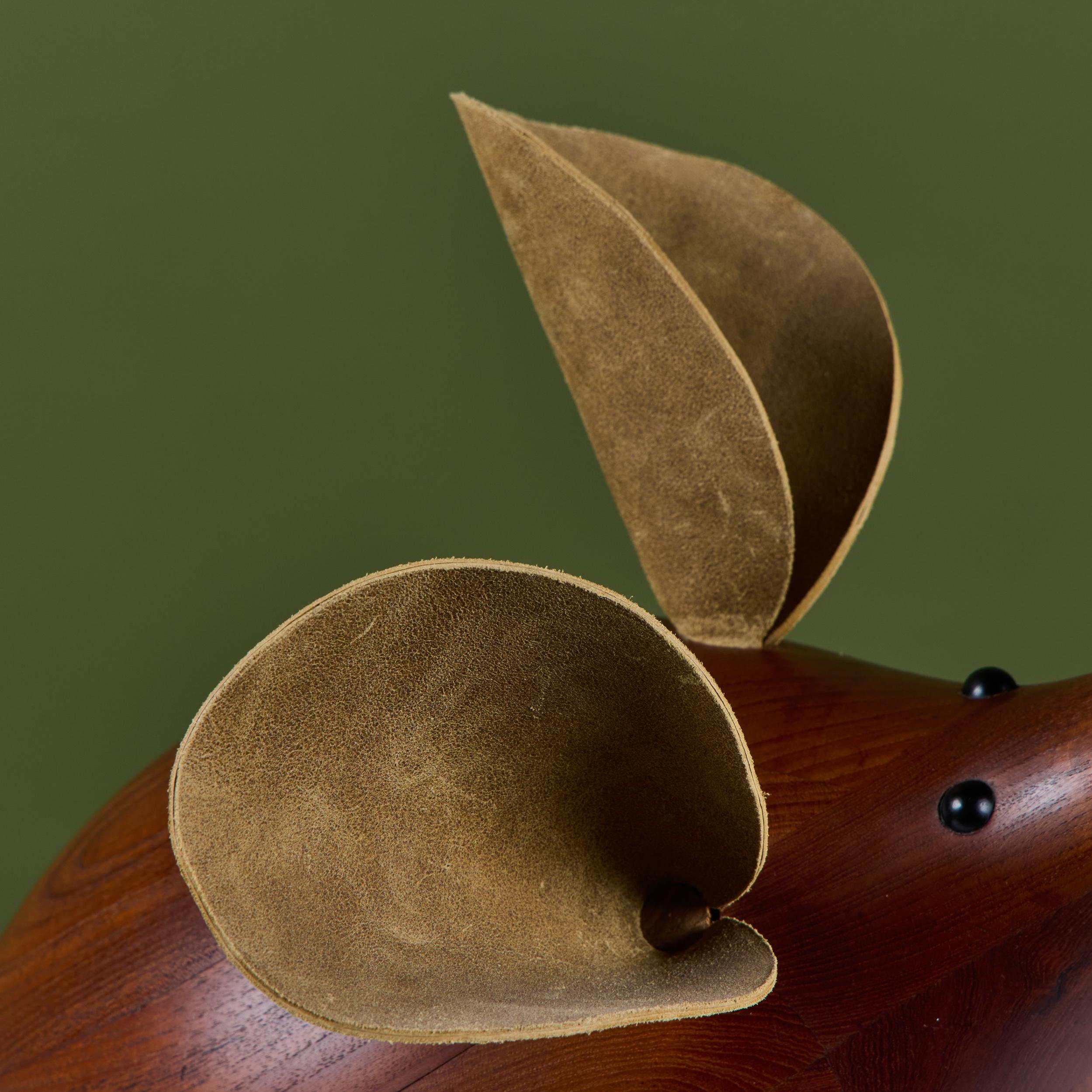 H. H. Danimarca Scultura di topo grande in teak in vendita 8