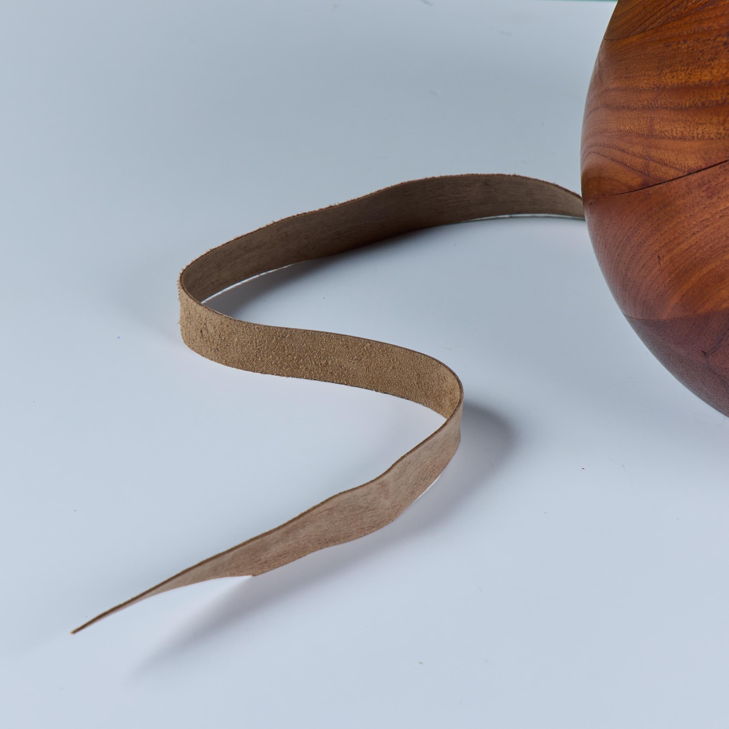 H. H. Danimarca Scultura di topo grande in teak in vendita 9
