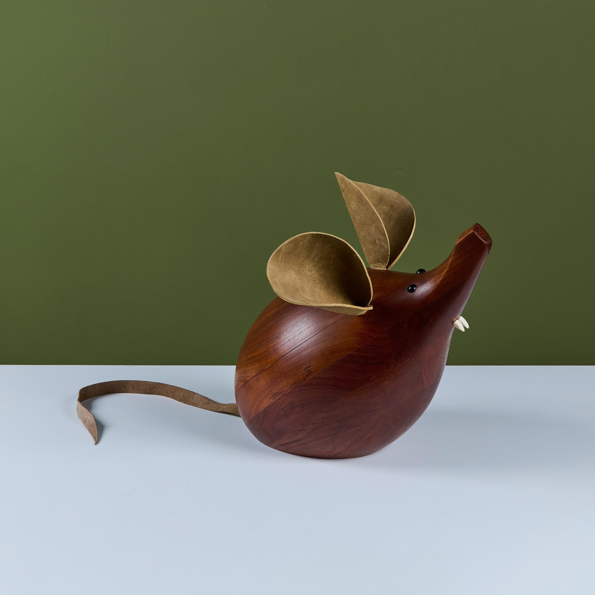 Scultura di topo in teak intagliato a mano di H+F Denmark, anni '50 circa. Il topo oversize è dotato di coda e orecchie in pelle, occhi in vetro nero e denti pronunciati in resina bianca.

Dimensioni
20