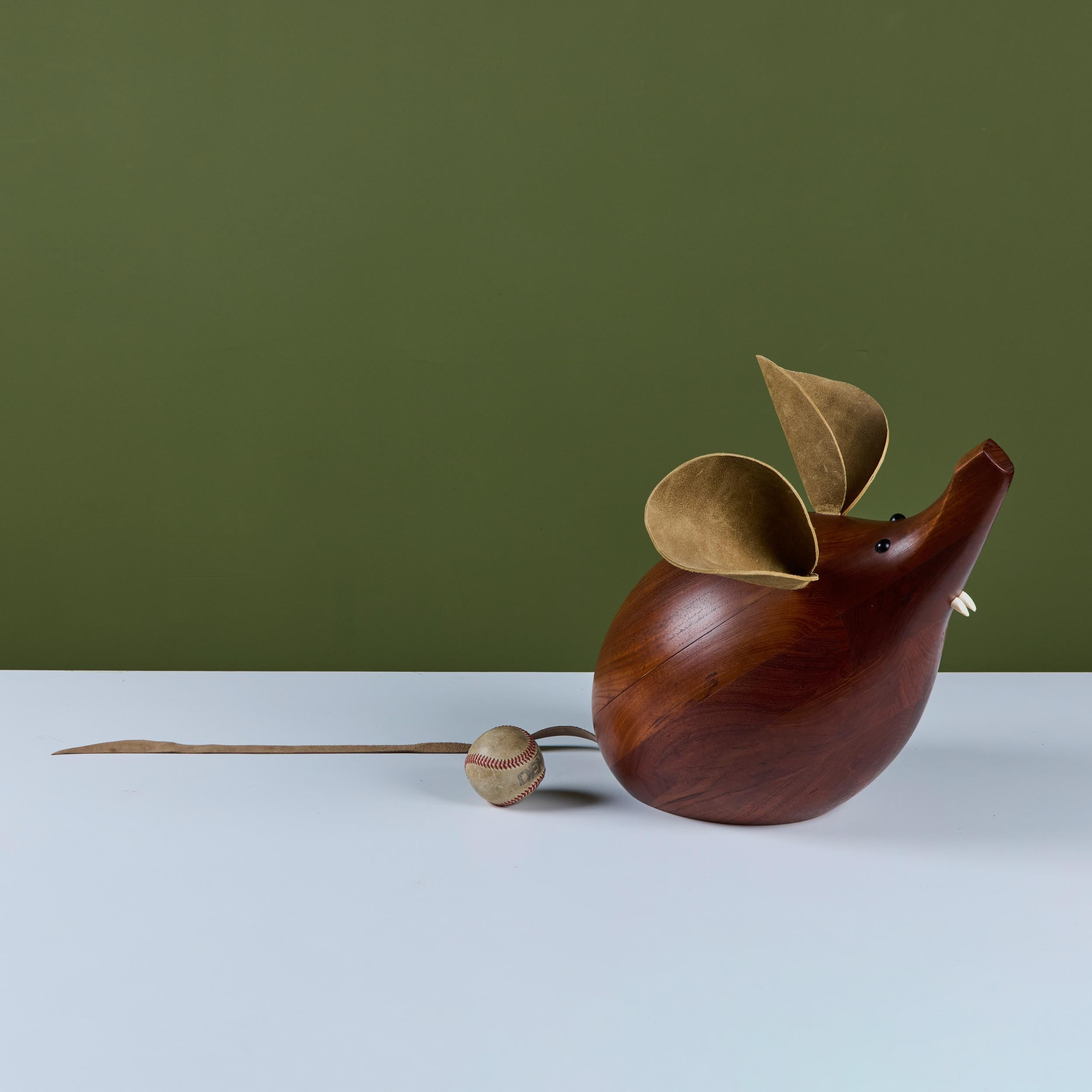 Americano H. H. Danimarca Scultura di topo grande in teak in vendita