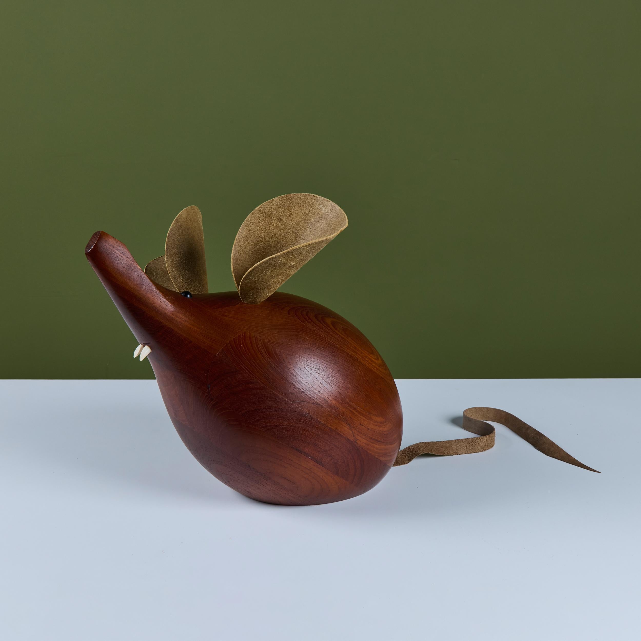 Pelle H. H. Danimarca Scultura di topo grande in teak in vendita