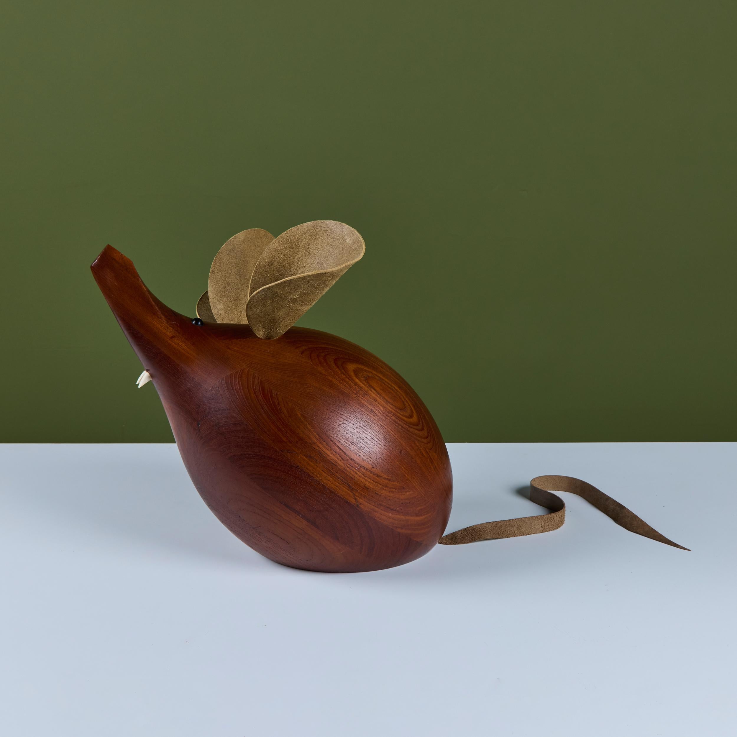 H. H. Danimarca Scultura di topo grande in teak in vendita 1