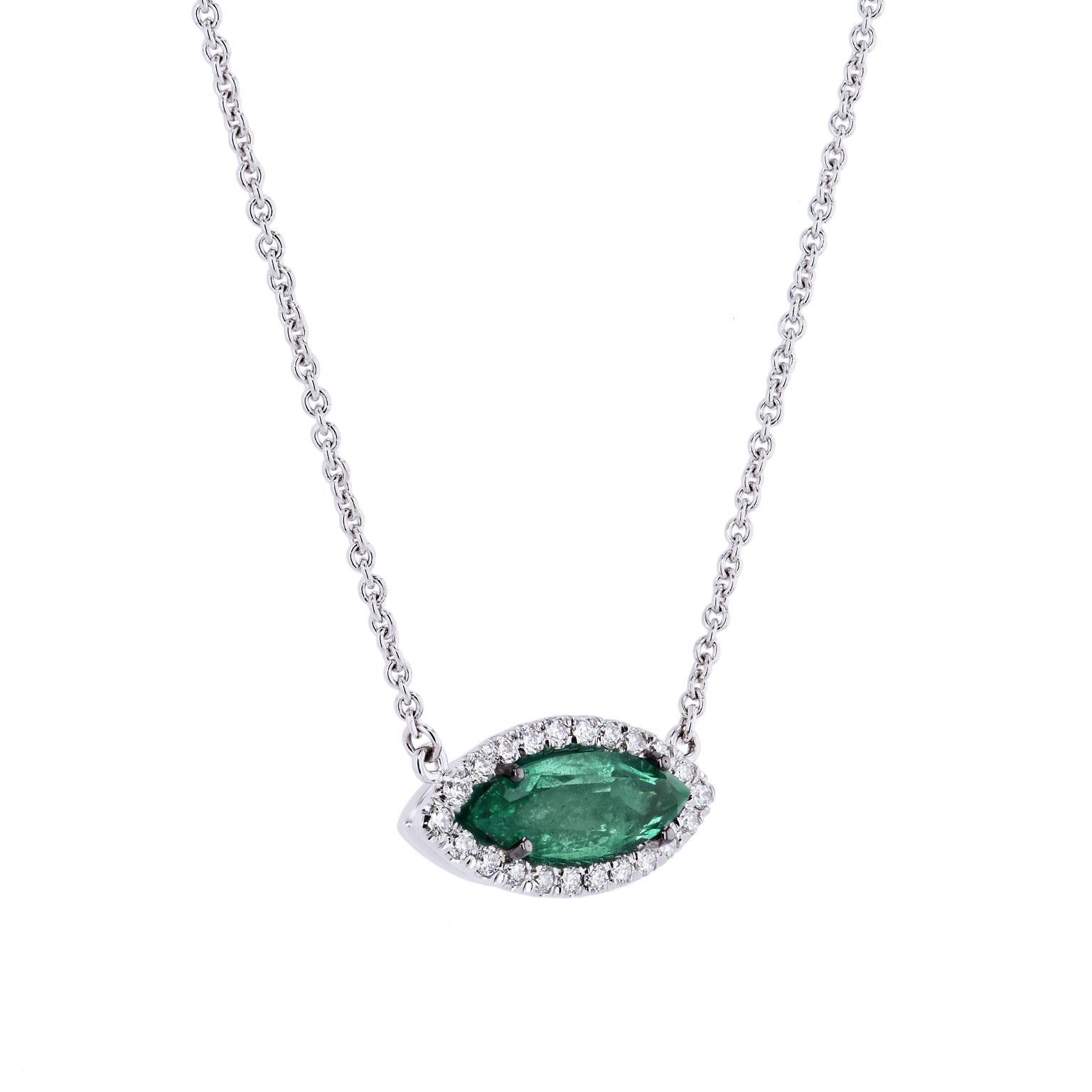 H. H. Collana con ciondolo a forma di smeraldo e diamante, fatta a mano.

Questa divina collana fatta a mano sfoggia un bellissimo smeraldo taglio marquise da 1,45 carati (13 x 4,80 mm) con un'aureola di 0,22 carati di diamanti (D/E VS) incastonati