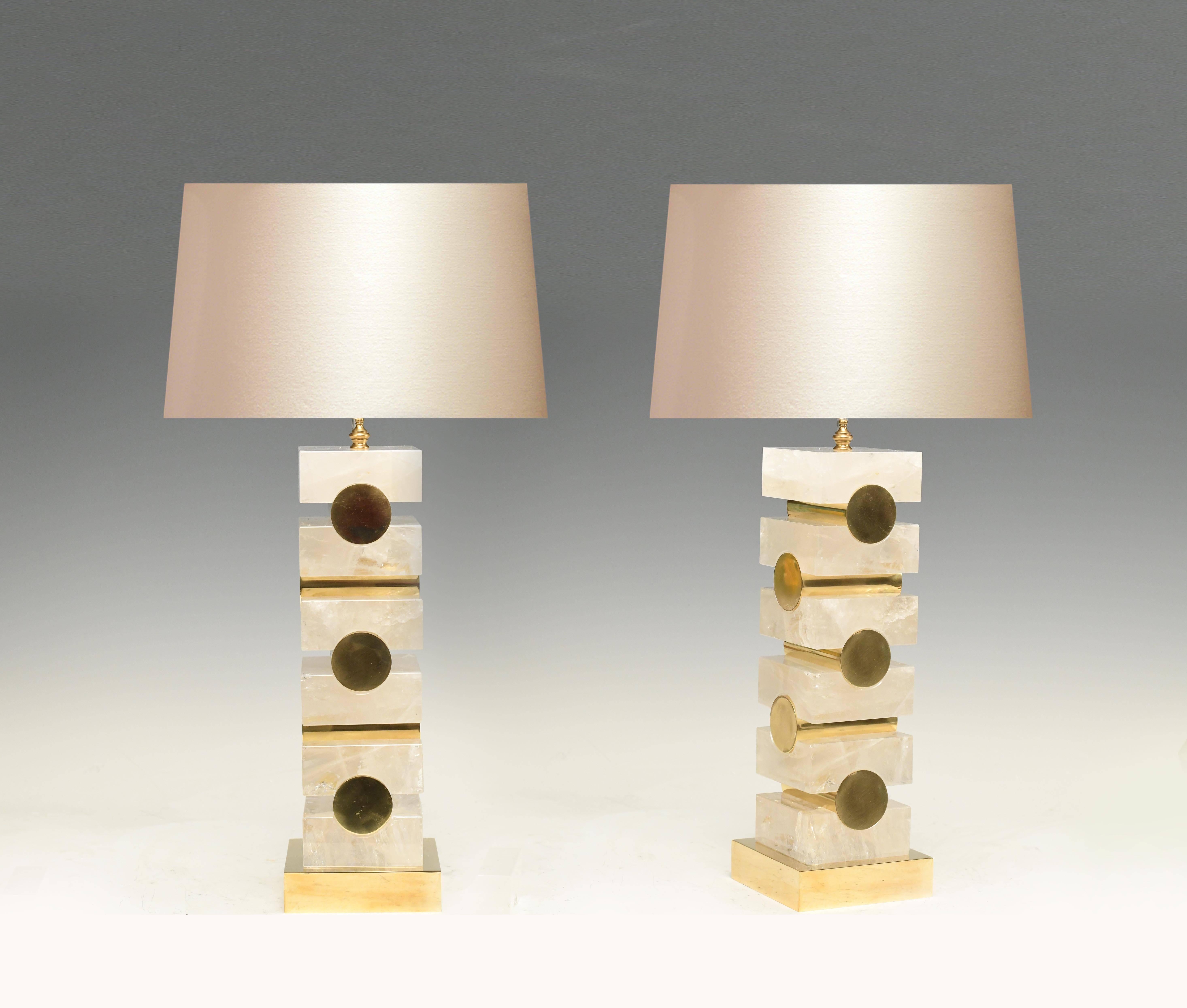 Une paire de lampes modernes en cristal de roche de style cubique avec décoration insérée en laiton poli. Créé par la galerie Phoenix.
Chaque lampe a installé deux douilles.
Jusqu'au sommet du cristal de roche : 17,25 pouces.
Abat-jour non