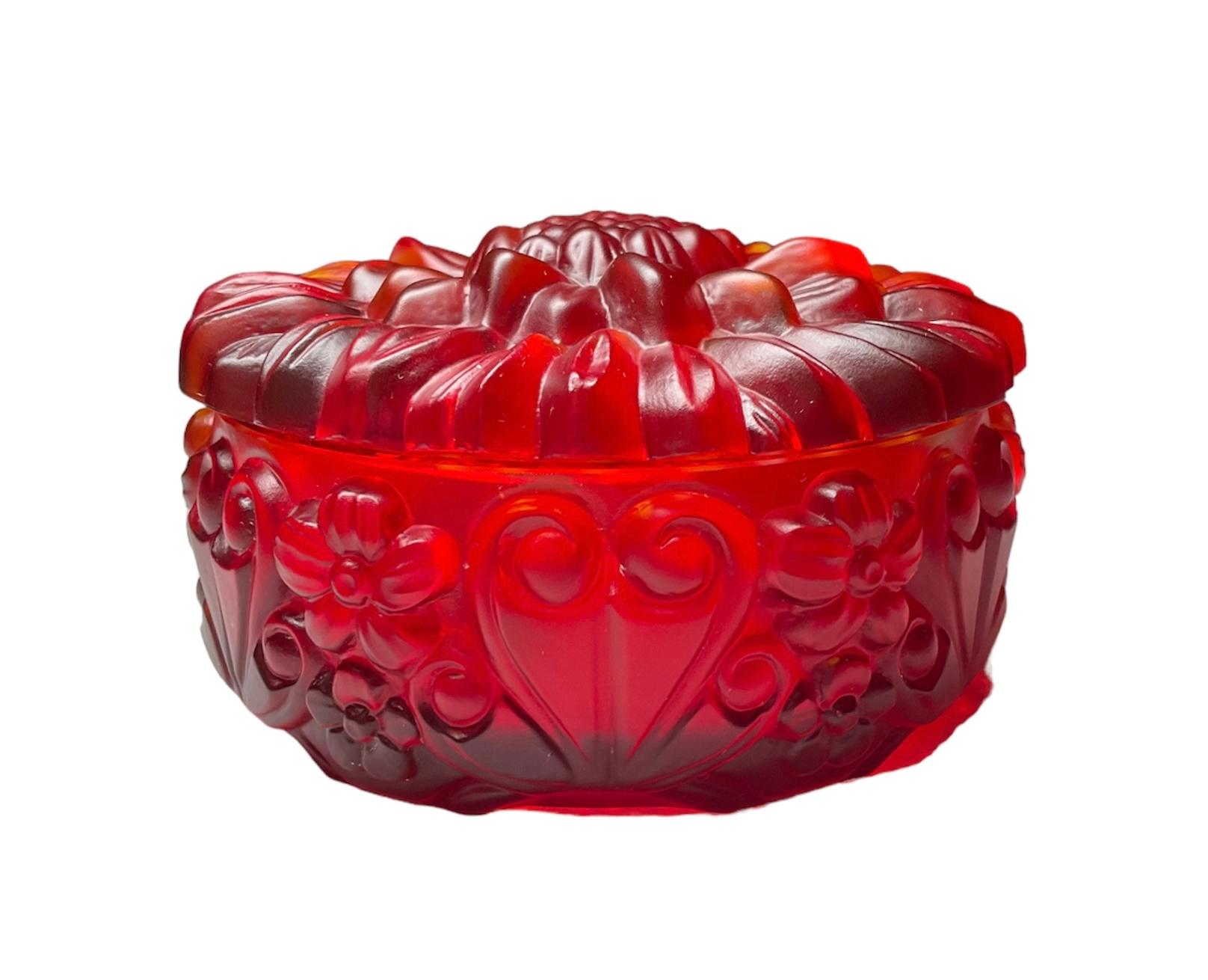 20ième siècle Boîte ronde pour poudre, bijoux et/ou vanité en verre rouge H.Hoffman en vente