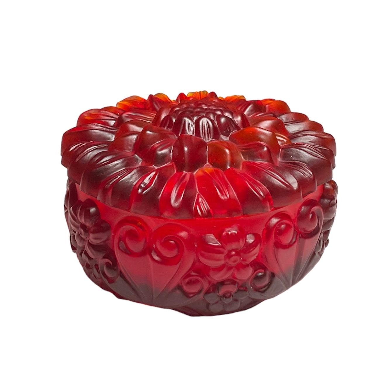 Boîte ronde pour poudre, bijoux et/ou vanité en verre rouge H.Hoffman en vente 1