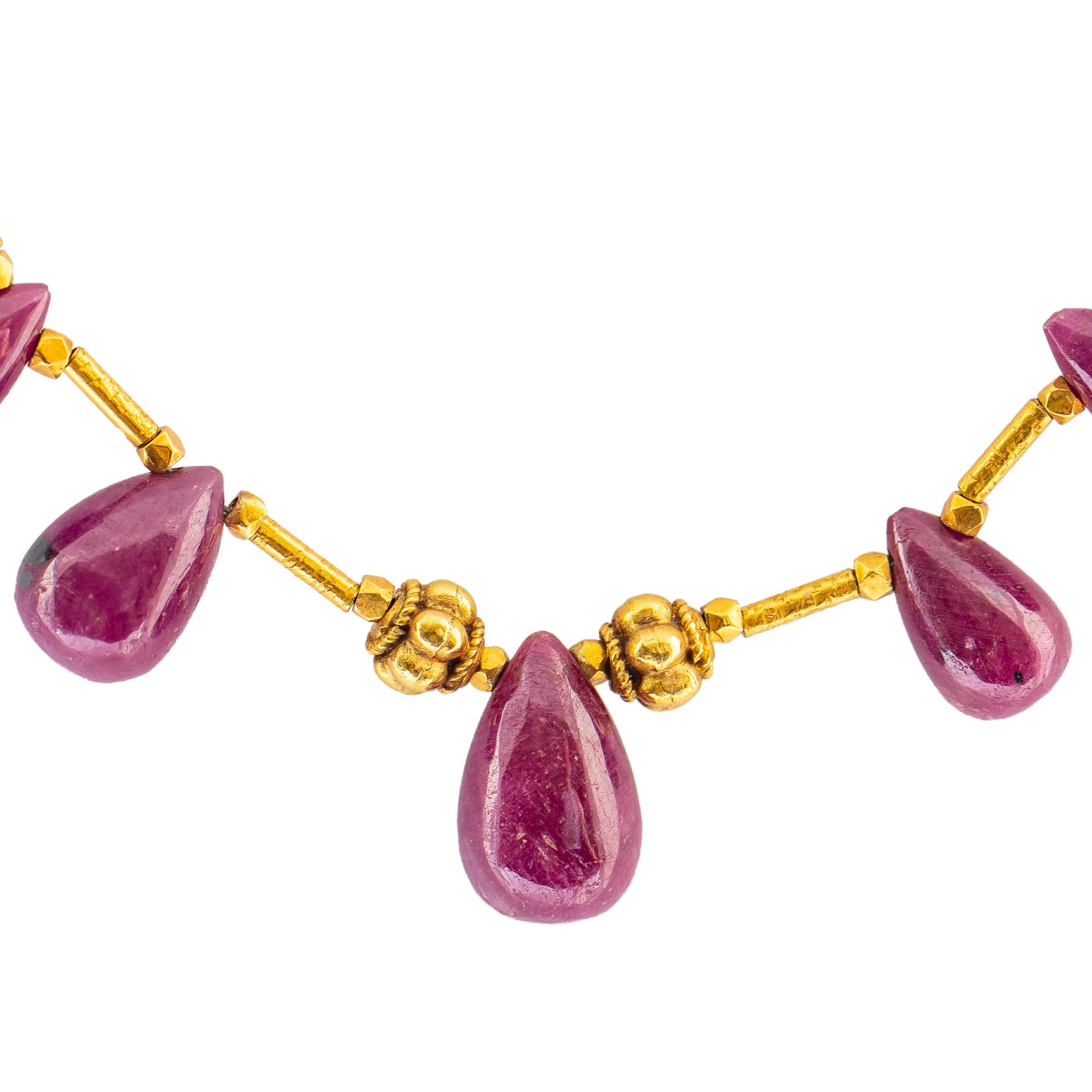 Rubin Tropfen Hochkarätige Gold Fransen Designer Halskette (Neoetruskisch) im Angebot