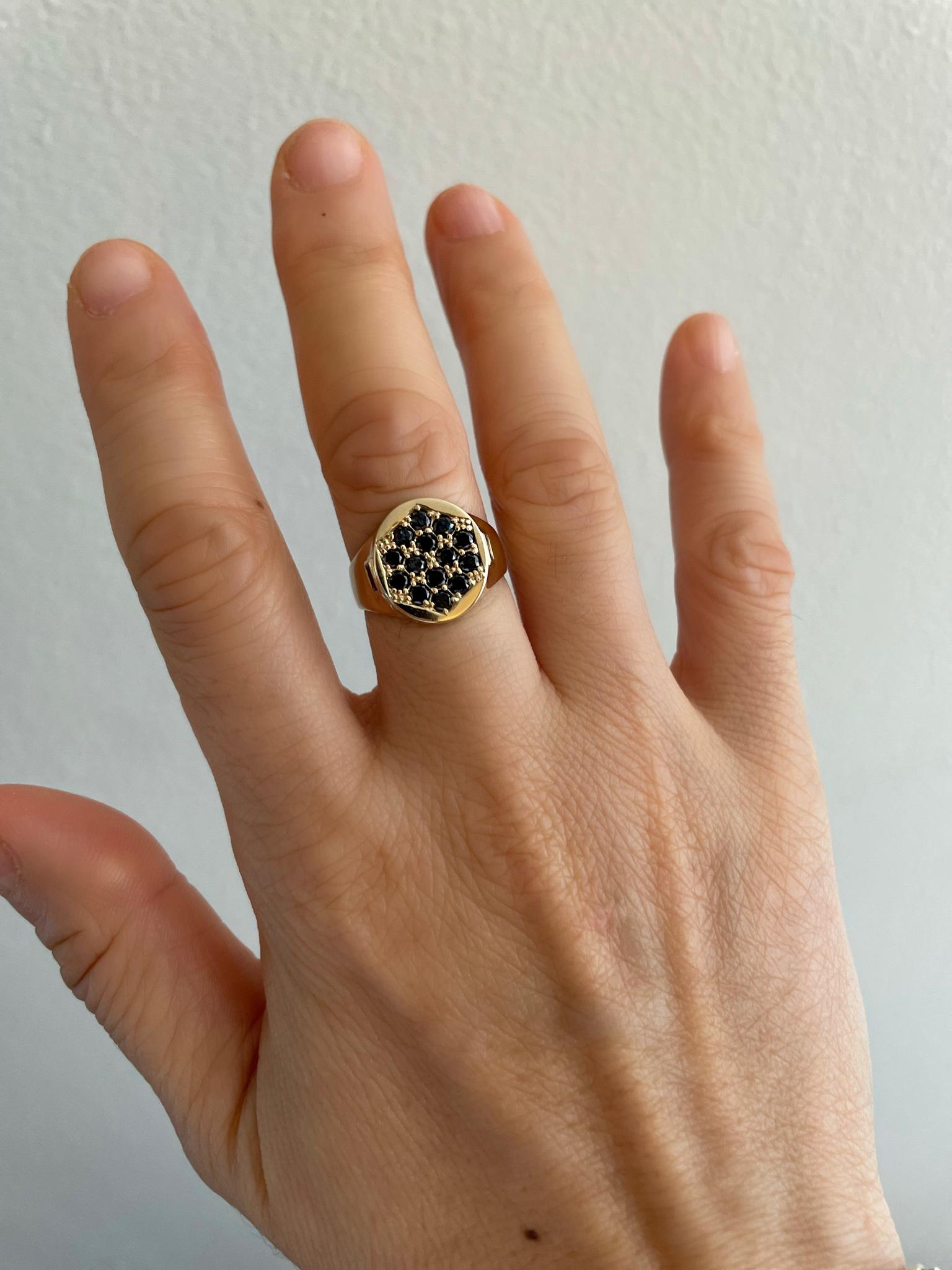 Im Angebot: Pavé Siegelring 0,84 Karat schwarze Diamanten 14 Karat Gelbgold Hi June Parker () 3