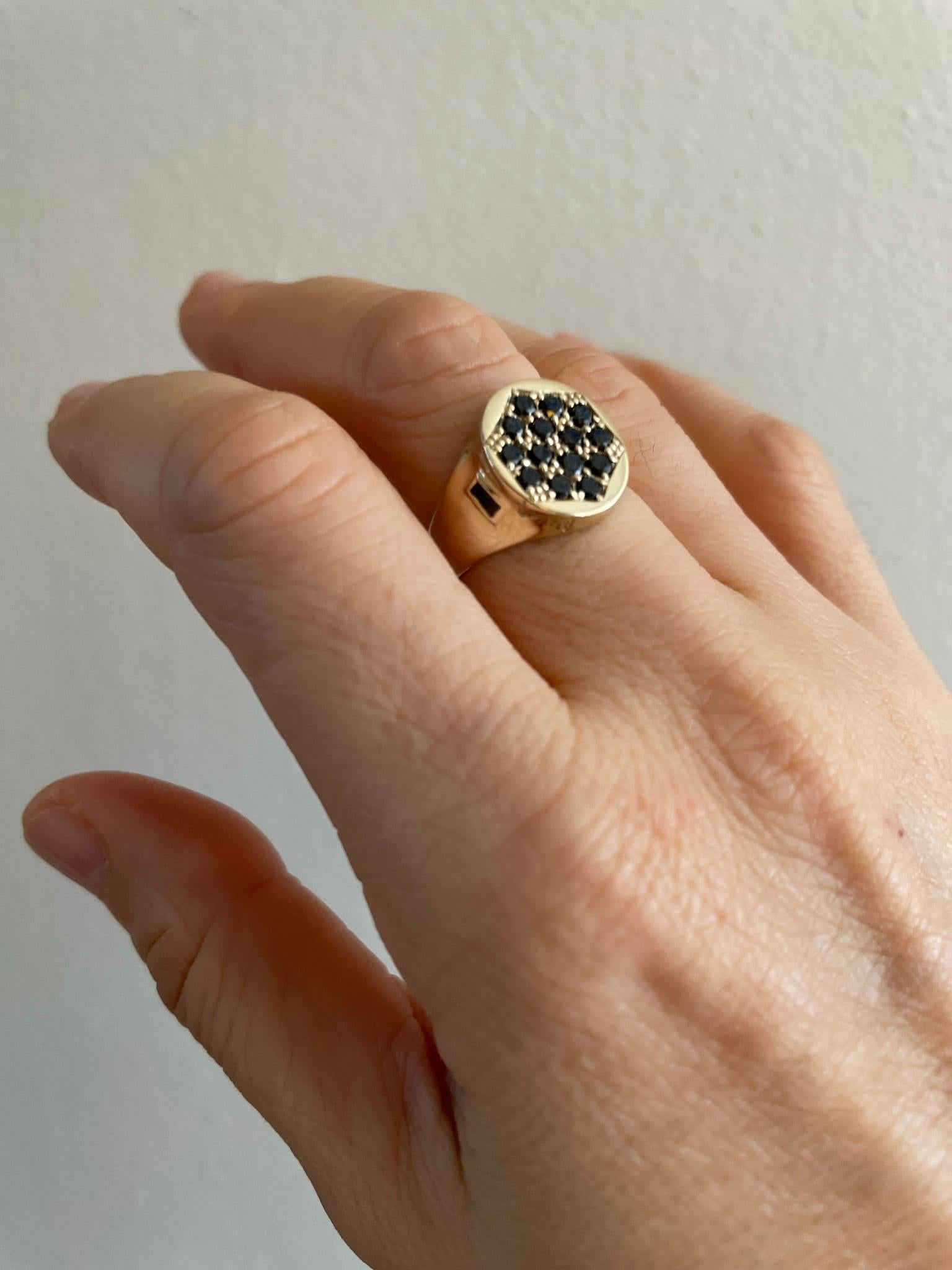 Im Angebot: Pavé Siegelring 0,84 Karat schwarze Diamanten 14 Karat Gelbgold Hi June Parker () 4