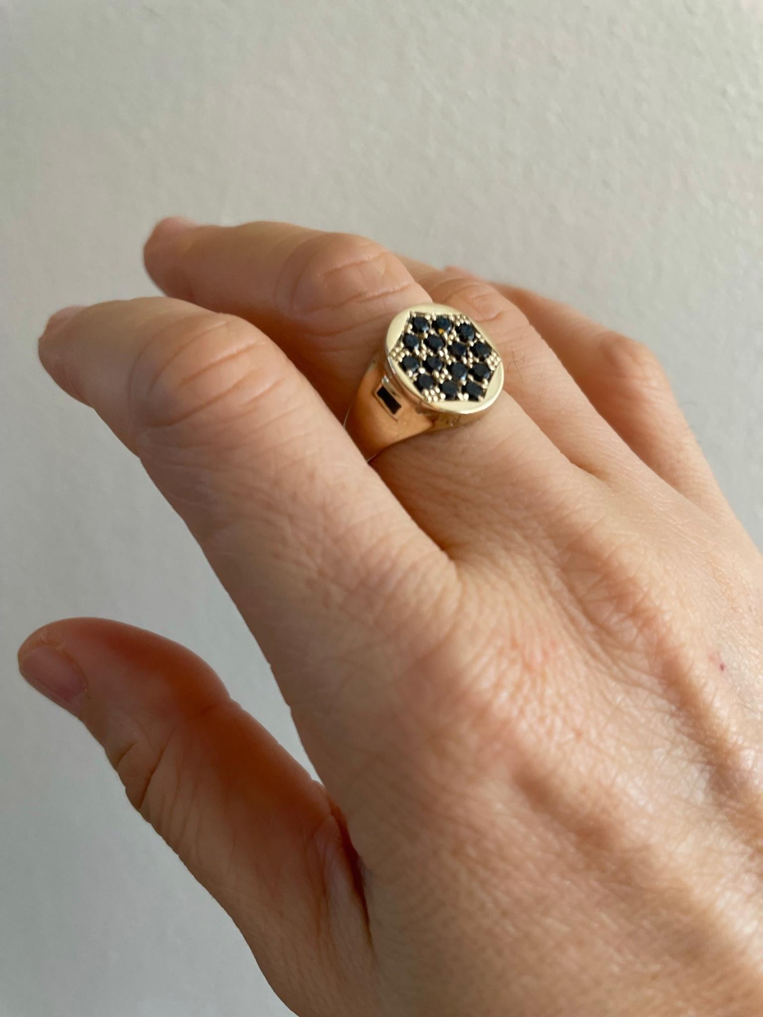 En vente :  Bague signet pavée 0.84 carat diamants noirs or jaune 14 carats Hi June Parker  4