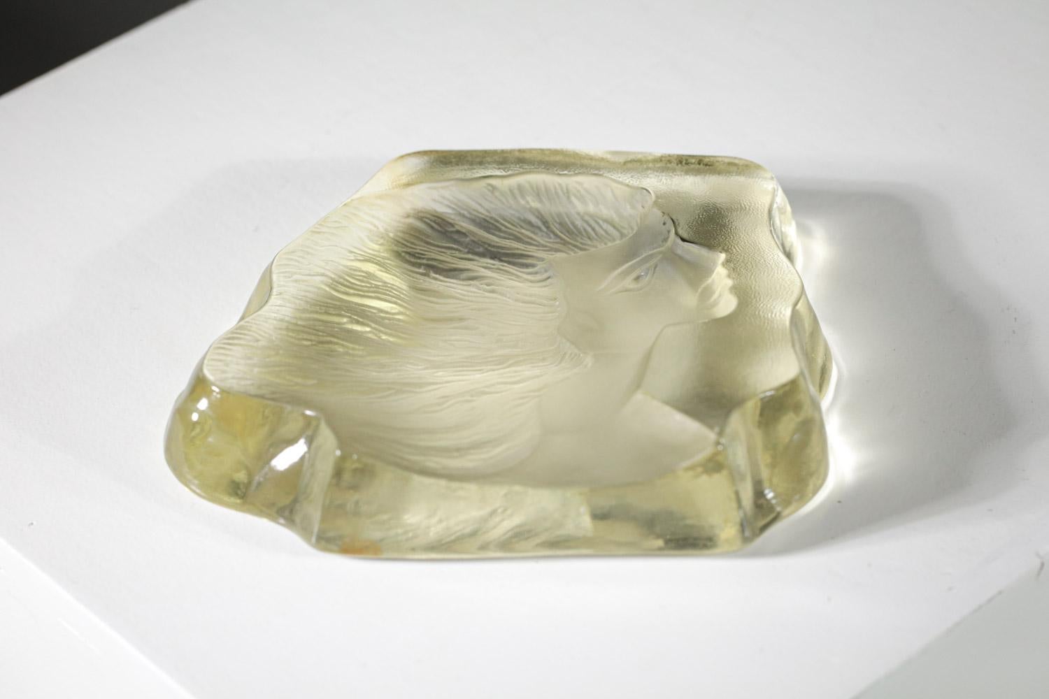 Thick glass face in the art deco style of the work of the Lalique house of the 40s. Very beautiful decorative object with a pure and decorative design. Thickness of the glass of 3 cm, to note a light glare on one of the sides (cf photos).
 