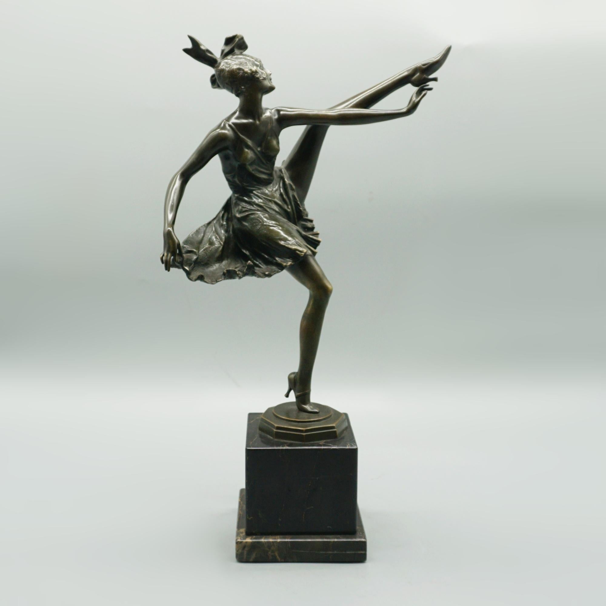 'High Kick' figura de bronce Art Decó de una bailarina. Excelente pátina rica y profunda. 

