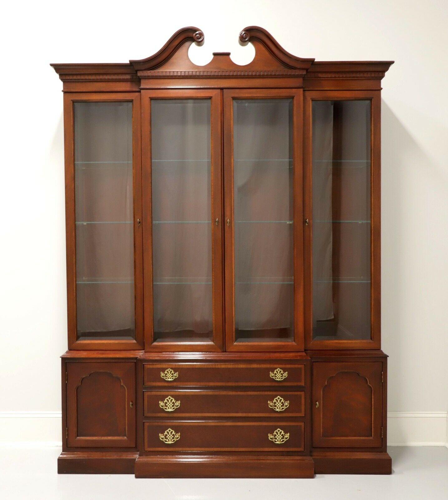 HICKORY American Masterpiece Chippendale Breakfront China Cabinet 7