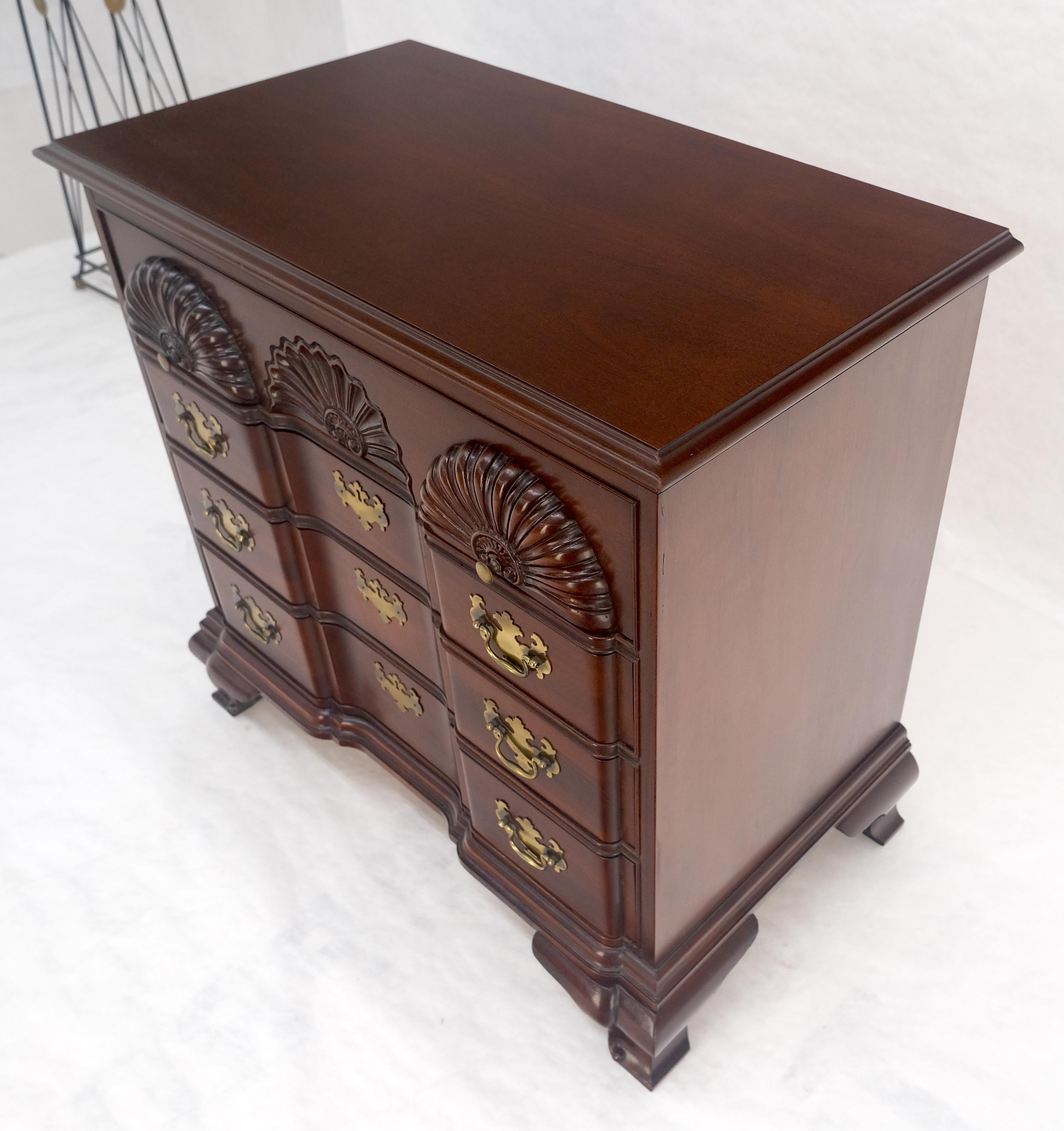 Hickory Block Front Bracket Feet Chippendale 4 cassetti Bachelor Chest Dresser in vendita 3