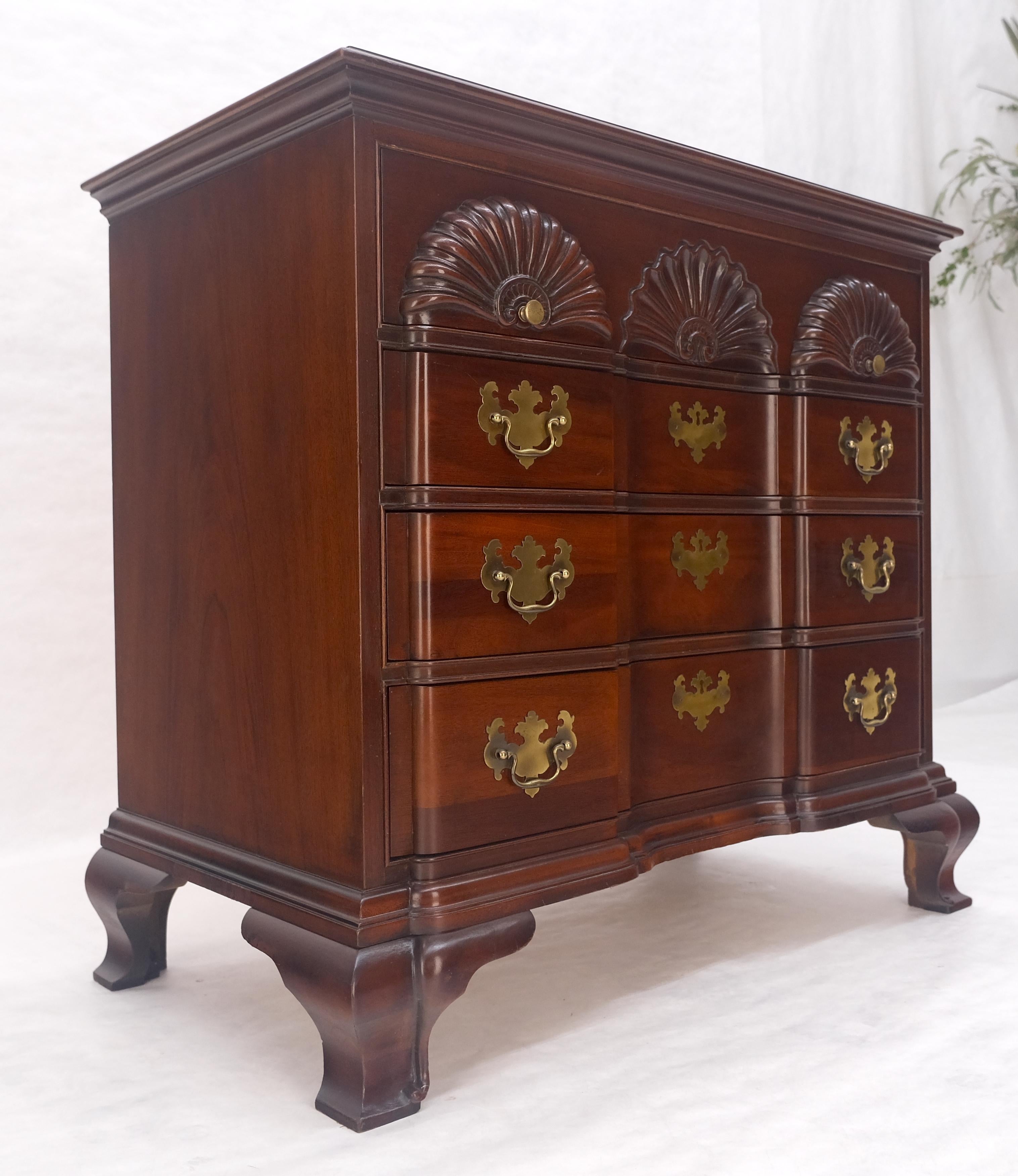 Hickory Block Front Bracket Feet Chippendale 4 cassetti Bachelor Chest Dresser in vendita 5