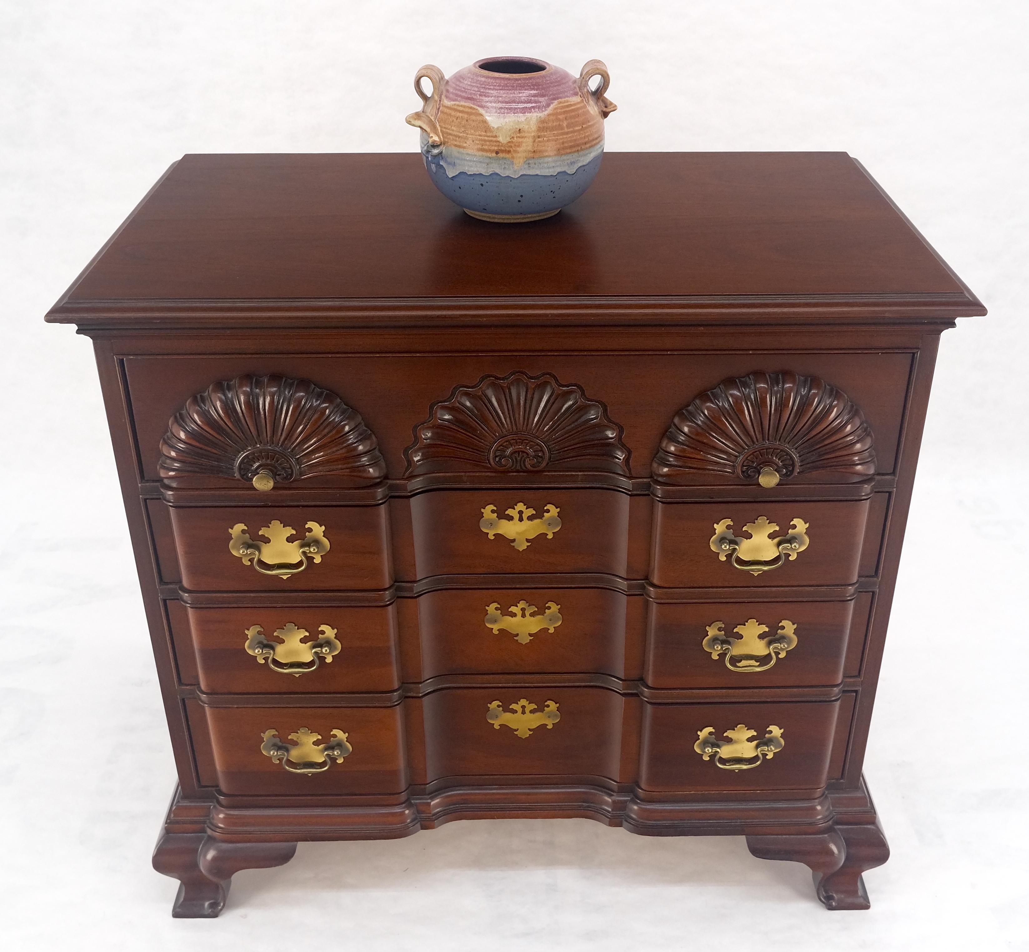 Hickory Block Front Bracket Feet Chippendale 4 cassetti Bachelor Chest Dresser In condizioni ottime in vendita a Rockaway, NJ