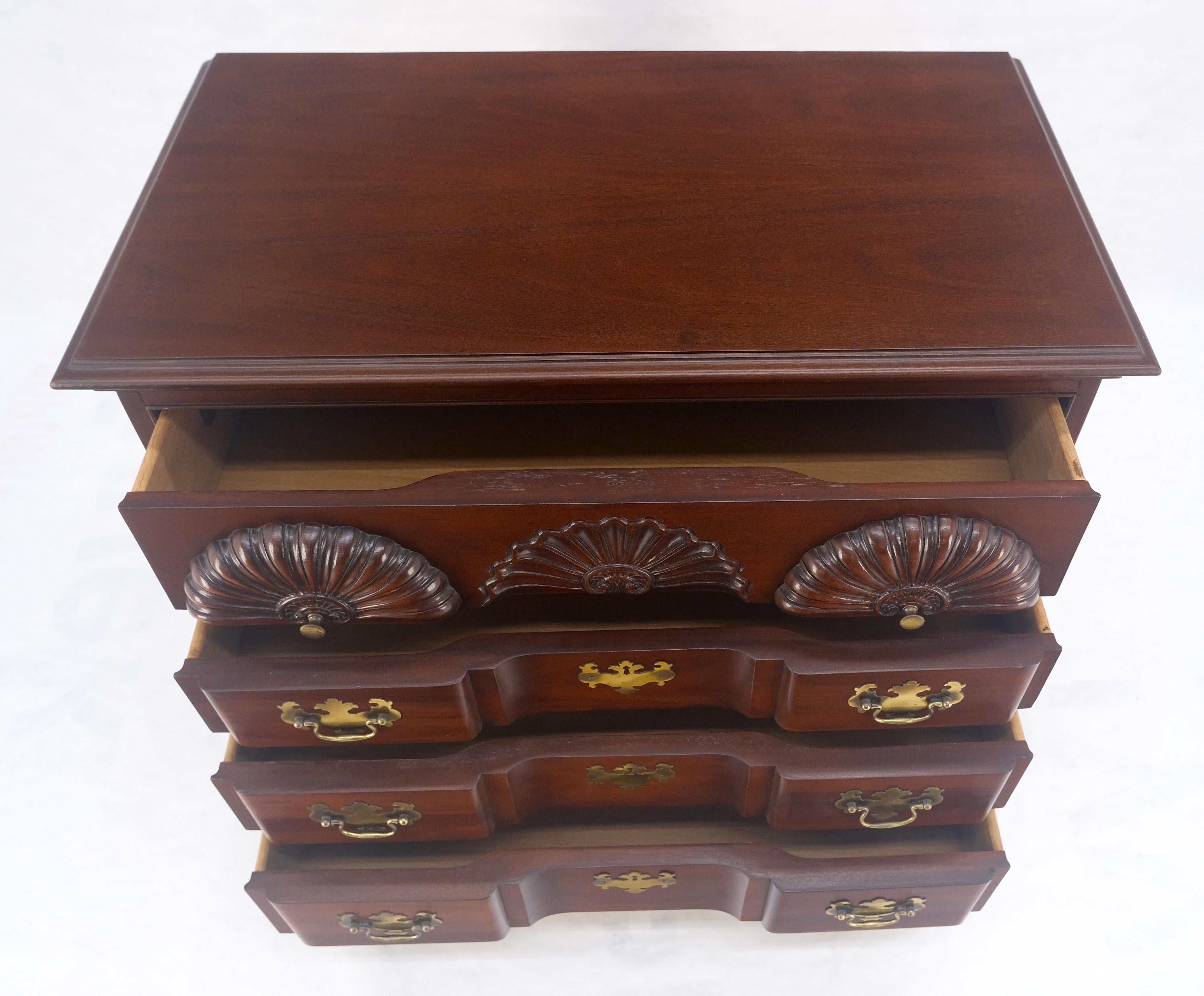 Ottone Hickory Block Front Bracket Feet Chippendale 4 cassetti Bachelor Chest Dresser in vendita