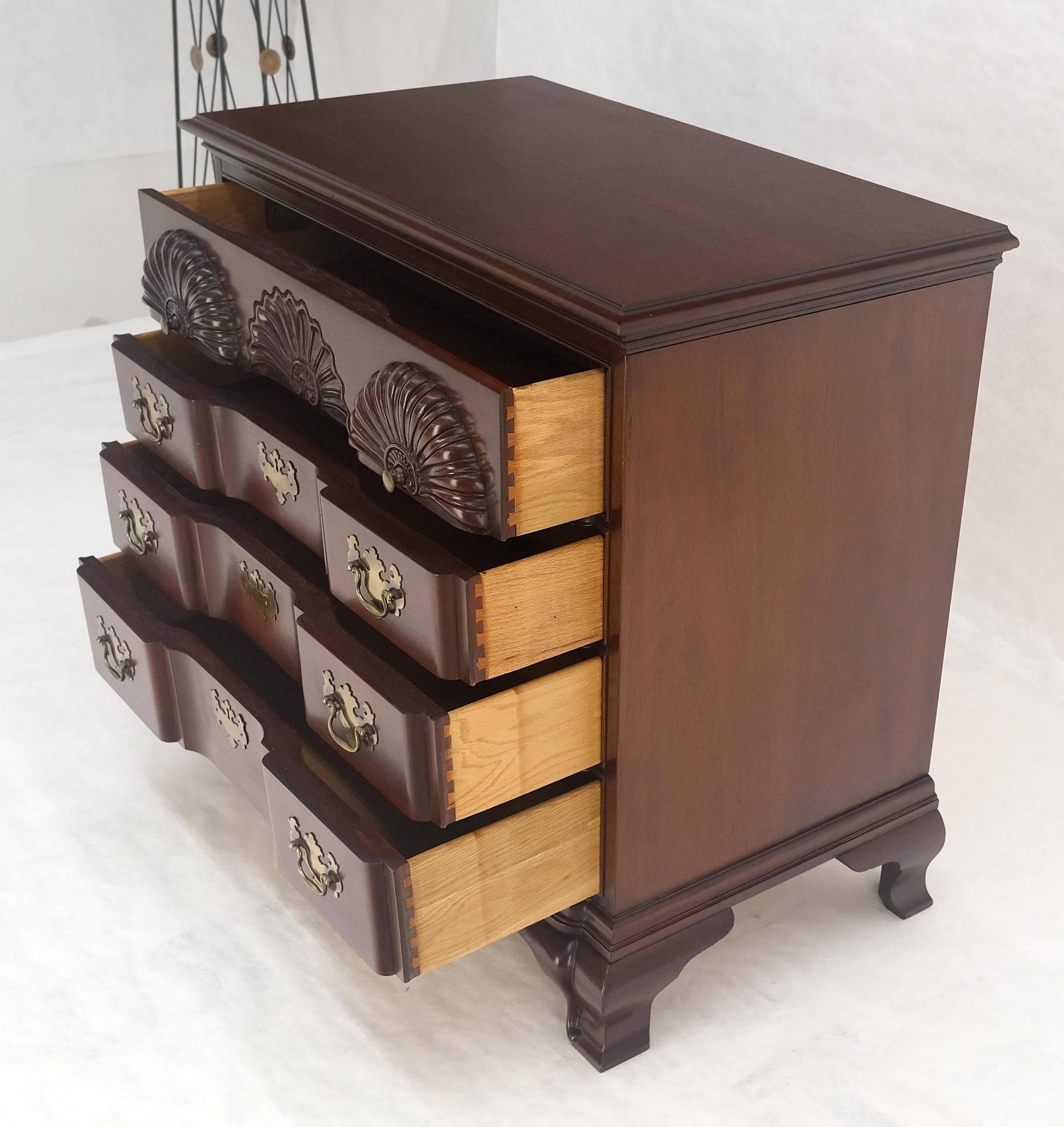 Hickory Block Front Bracket Feet Chippendale 4 cassetti Bachelor Chest Dresser in vendita 1