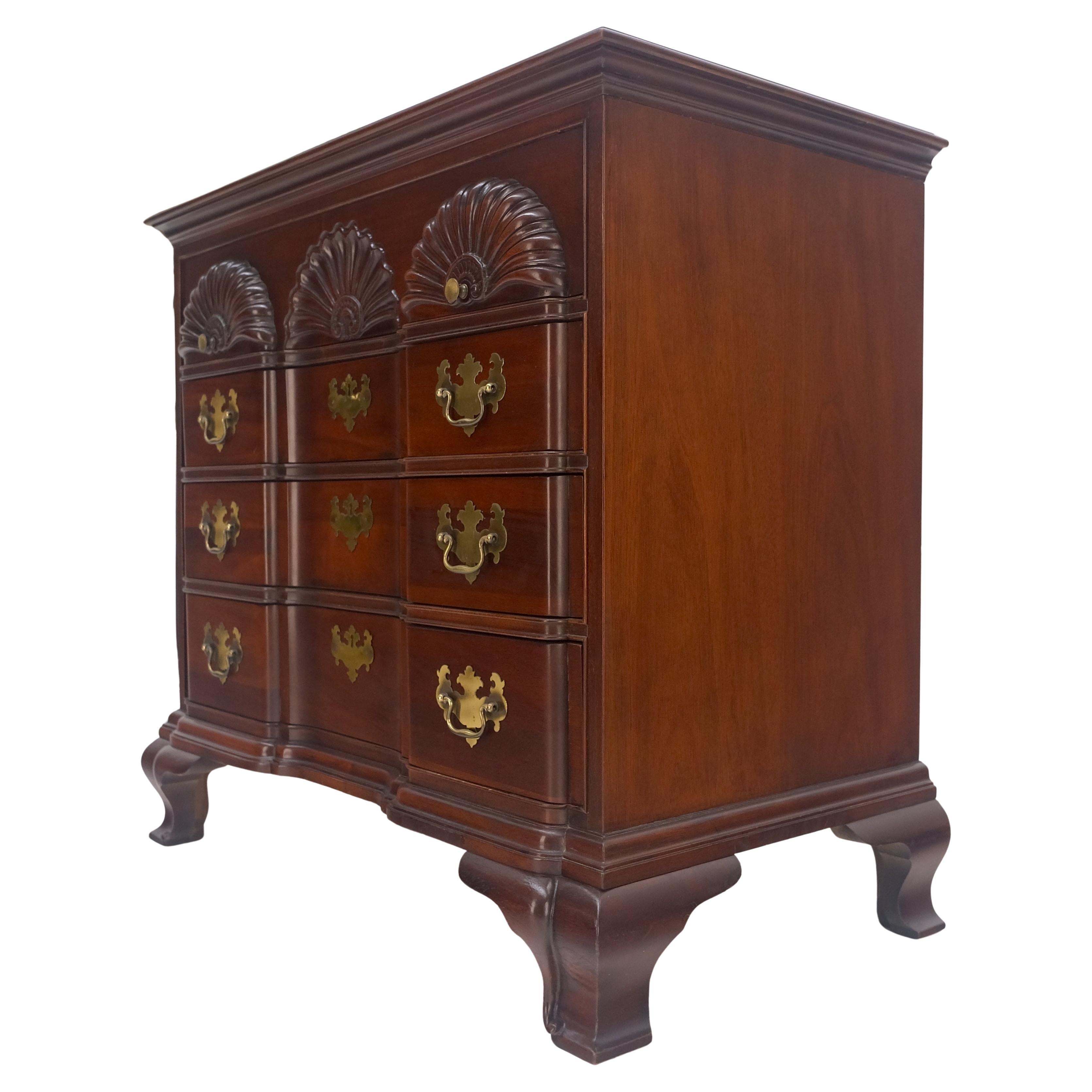 Hickory Block Front Bracket Feet Chippendale 4 cassetti Bachelor Chest Dresser