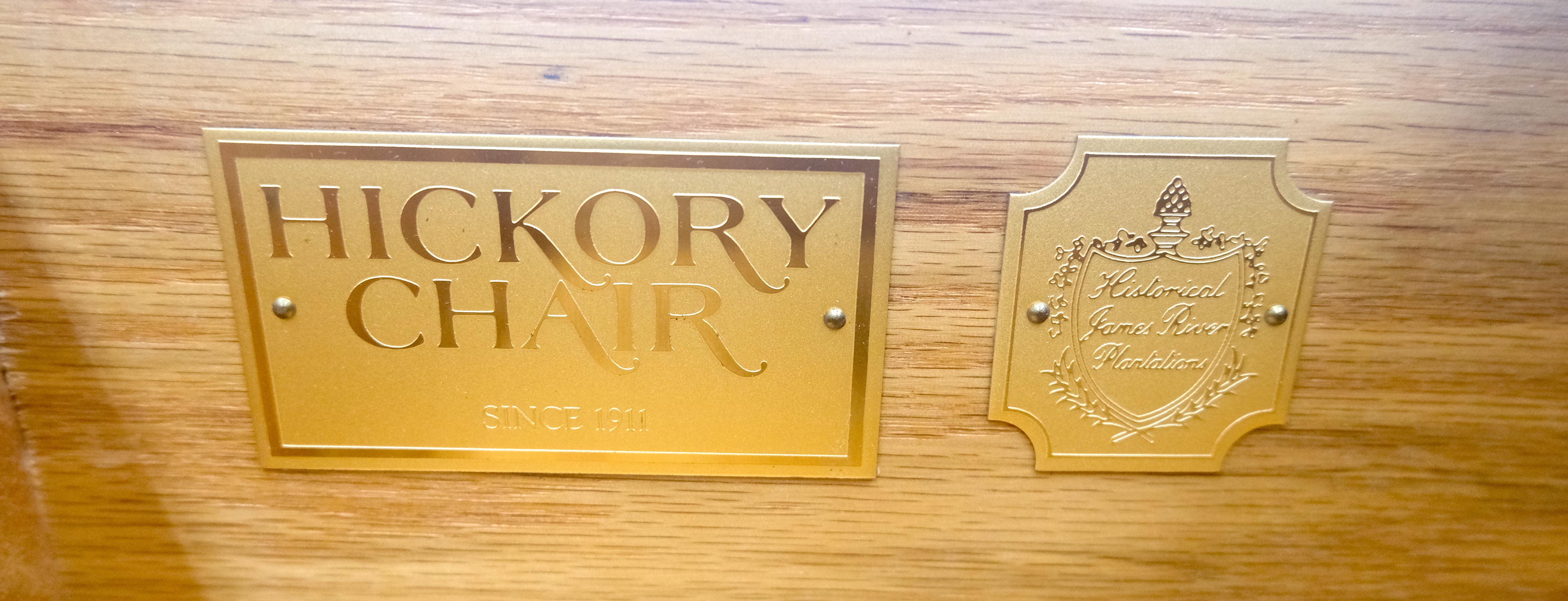 Sedia Hickory 11 cassetti in mogano fiammato con tiranti in ottone Cassettiera High Boy in vendita 2