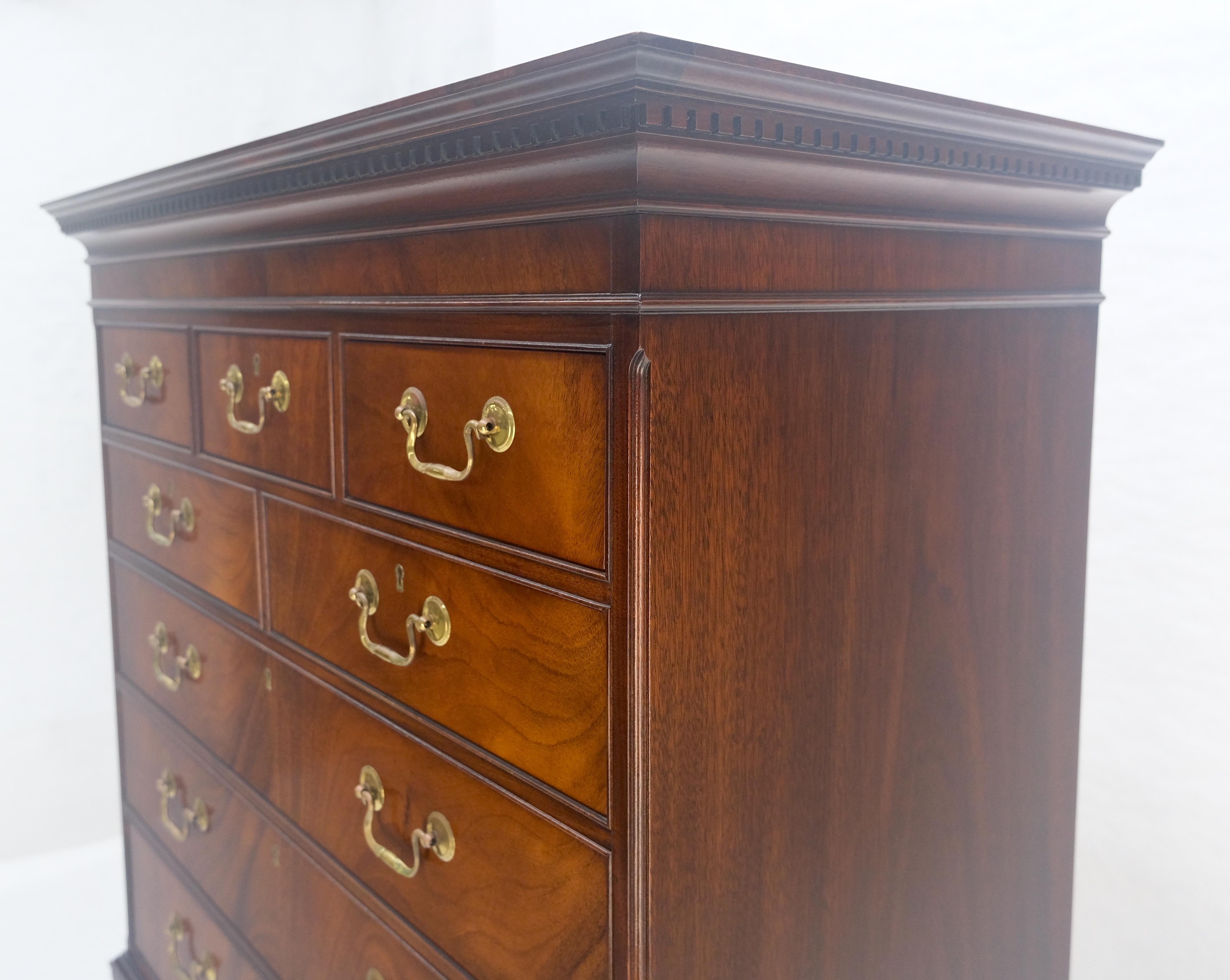 MINT Sedia in legno di Hickory 11 cassetti in mogano fiammato con tiranti in ottone Cassettiera High Boy