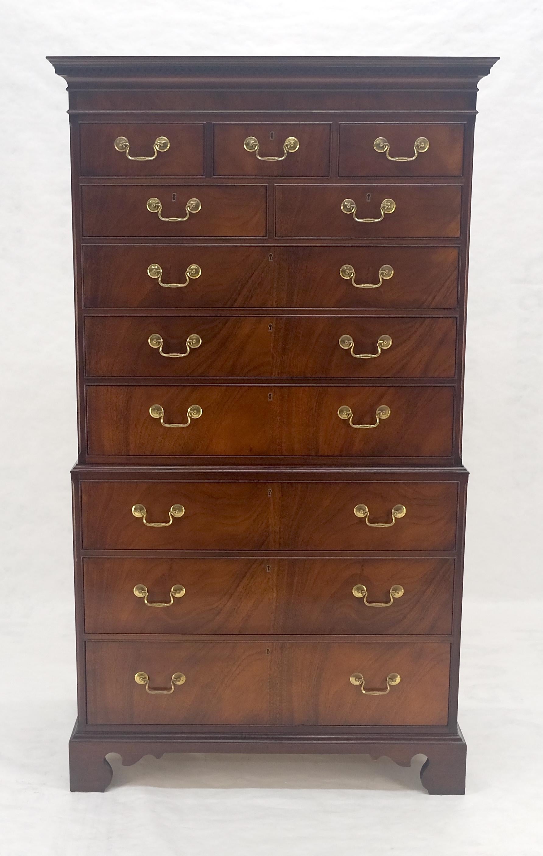 Federale Sedia Hickory 11 cassetti in mogano fiammato con tiranti in ottone Cassettiera High Boy in vendita