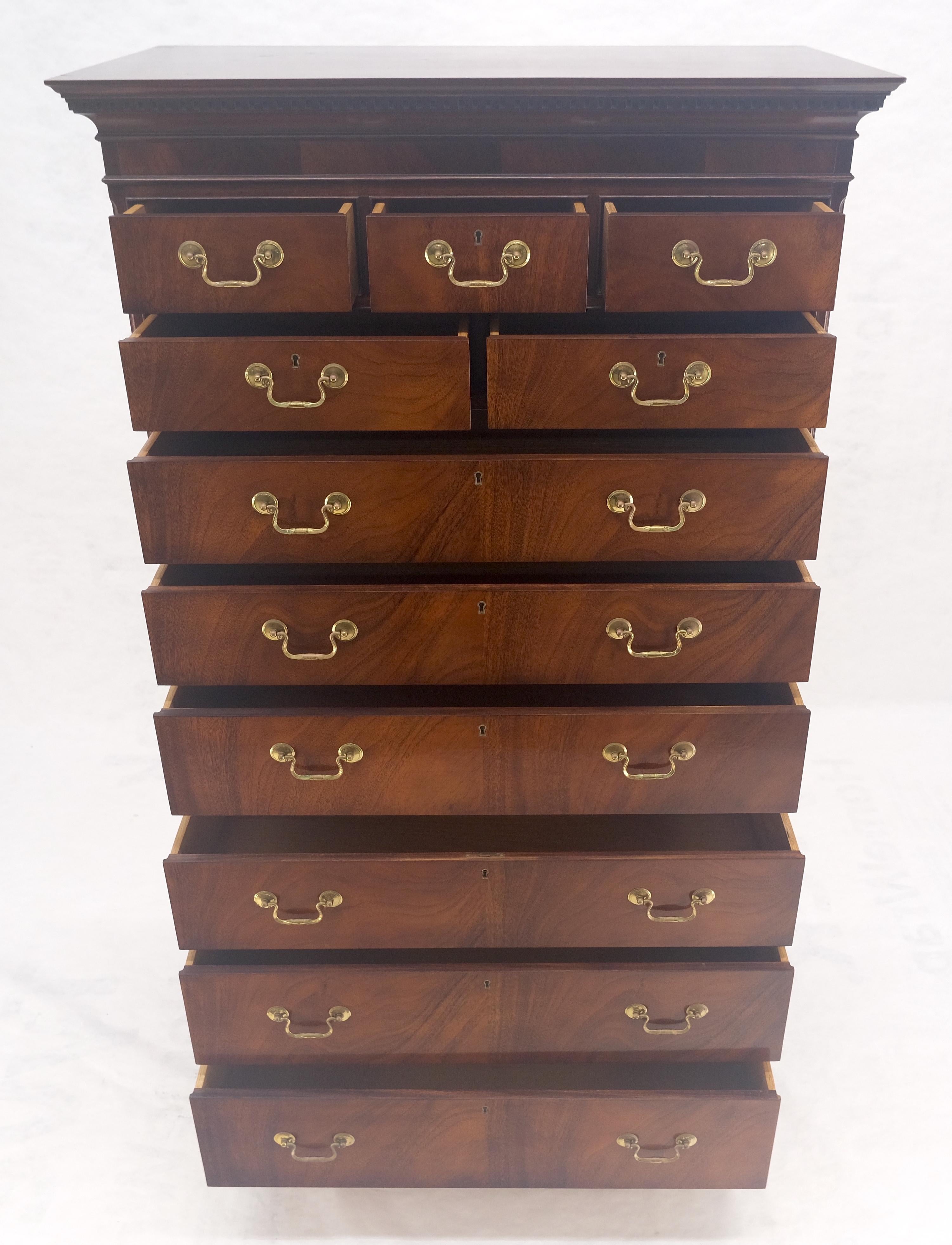 Americano Sedia Hickory 11 cassetti in mogano fiammato con tiranti in ottone Cassettiera High Boy in vendita