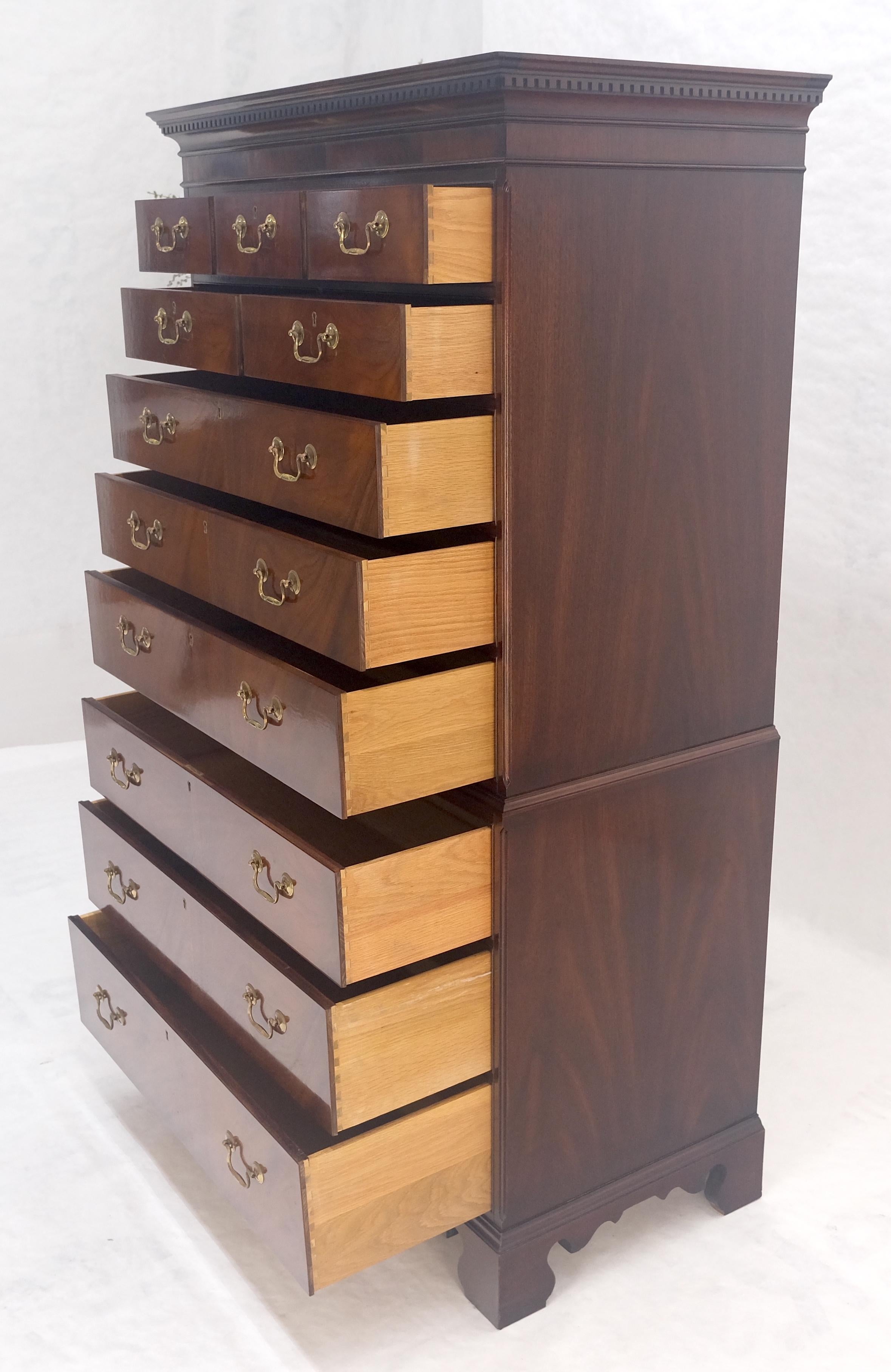 Laccato Sedia Hickory 11 cassetti in mogano fiammato con tiranti in ottone Cassettiera High Boy in vendita