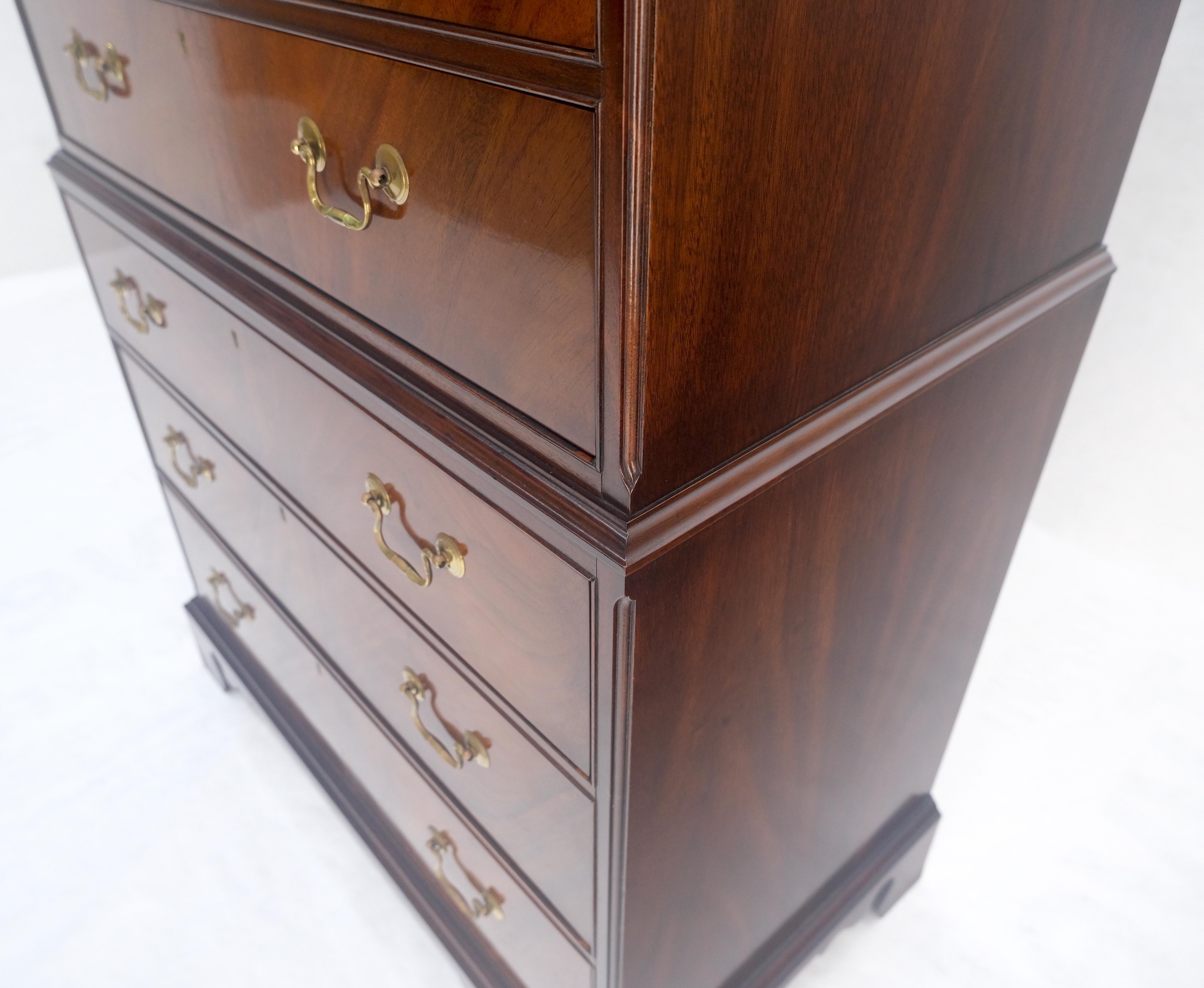 Sedia Hickory 11 cassetti in mogano fiammato con tiranti in ottone Cassettiera High Boy In condizioni buone in vendita a Rockaway, NJ