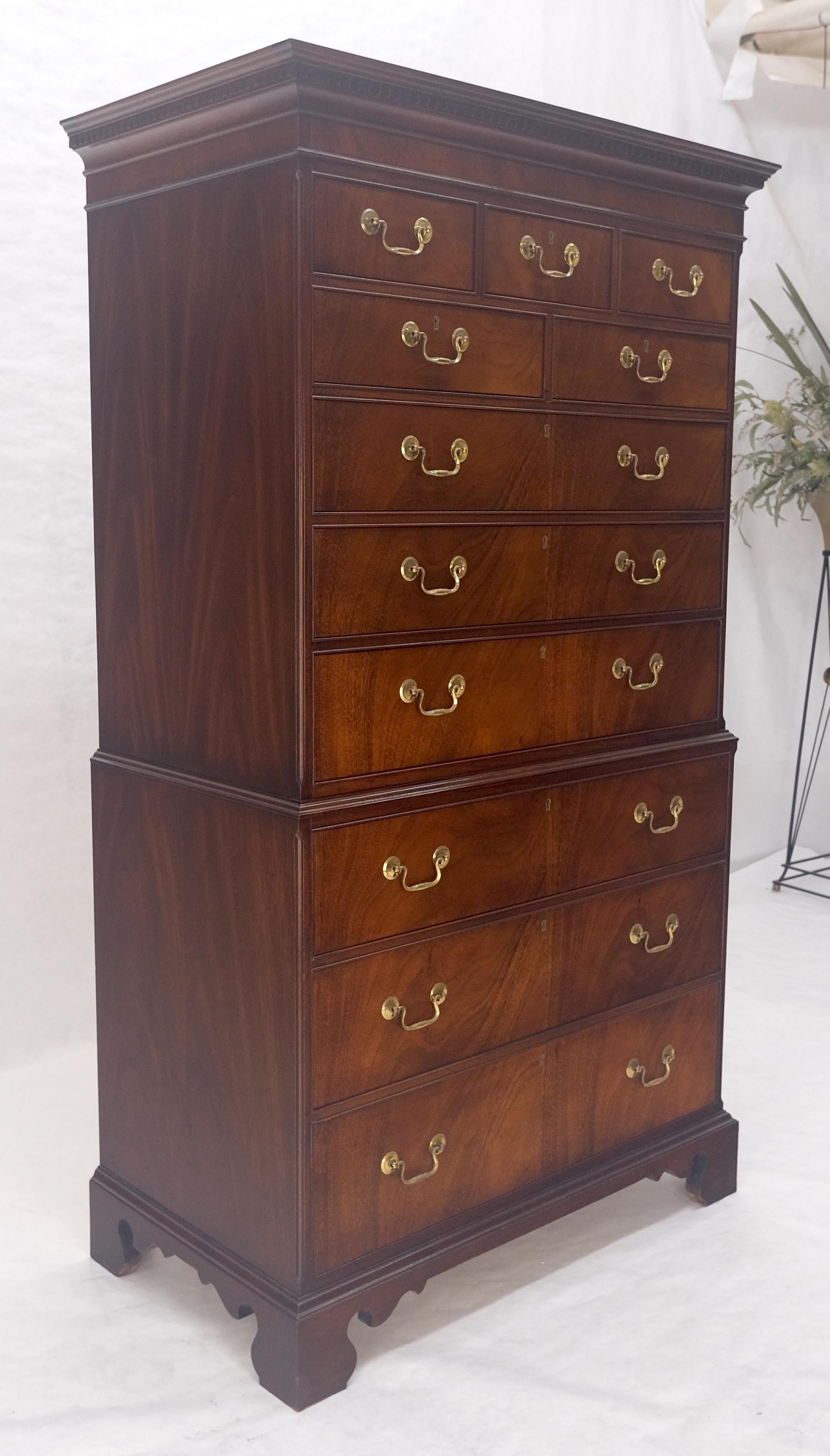 XX secolo Sedia Hickory 11 cassetti in mogano fiammato con tiranti in ottone Cassettiera High Boy in vendita