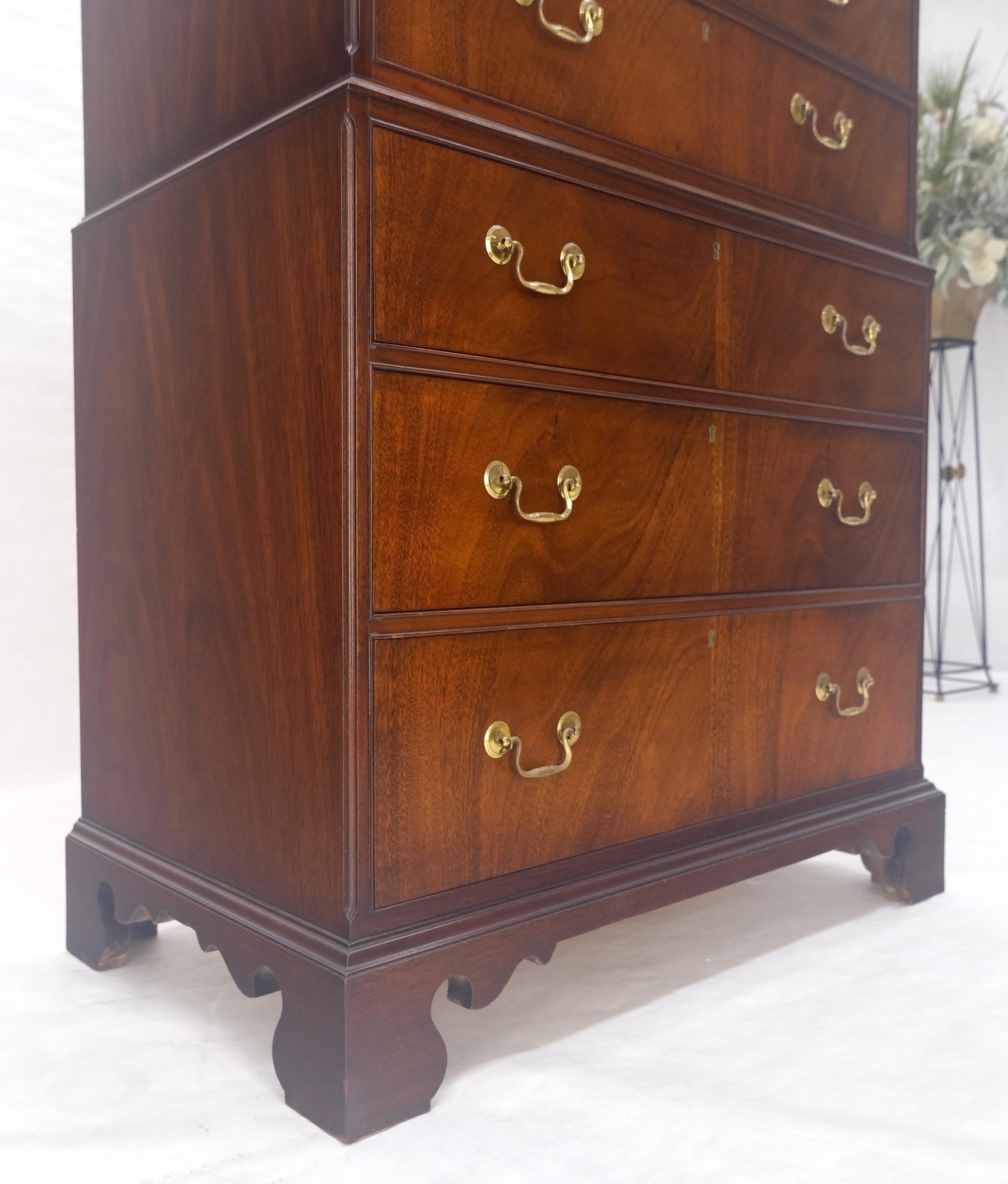 Ottone Sedia Hickory 11 cassetti in mogano fiammato con tiranti in ottone Cassettiera High Boy in vendita