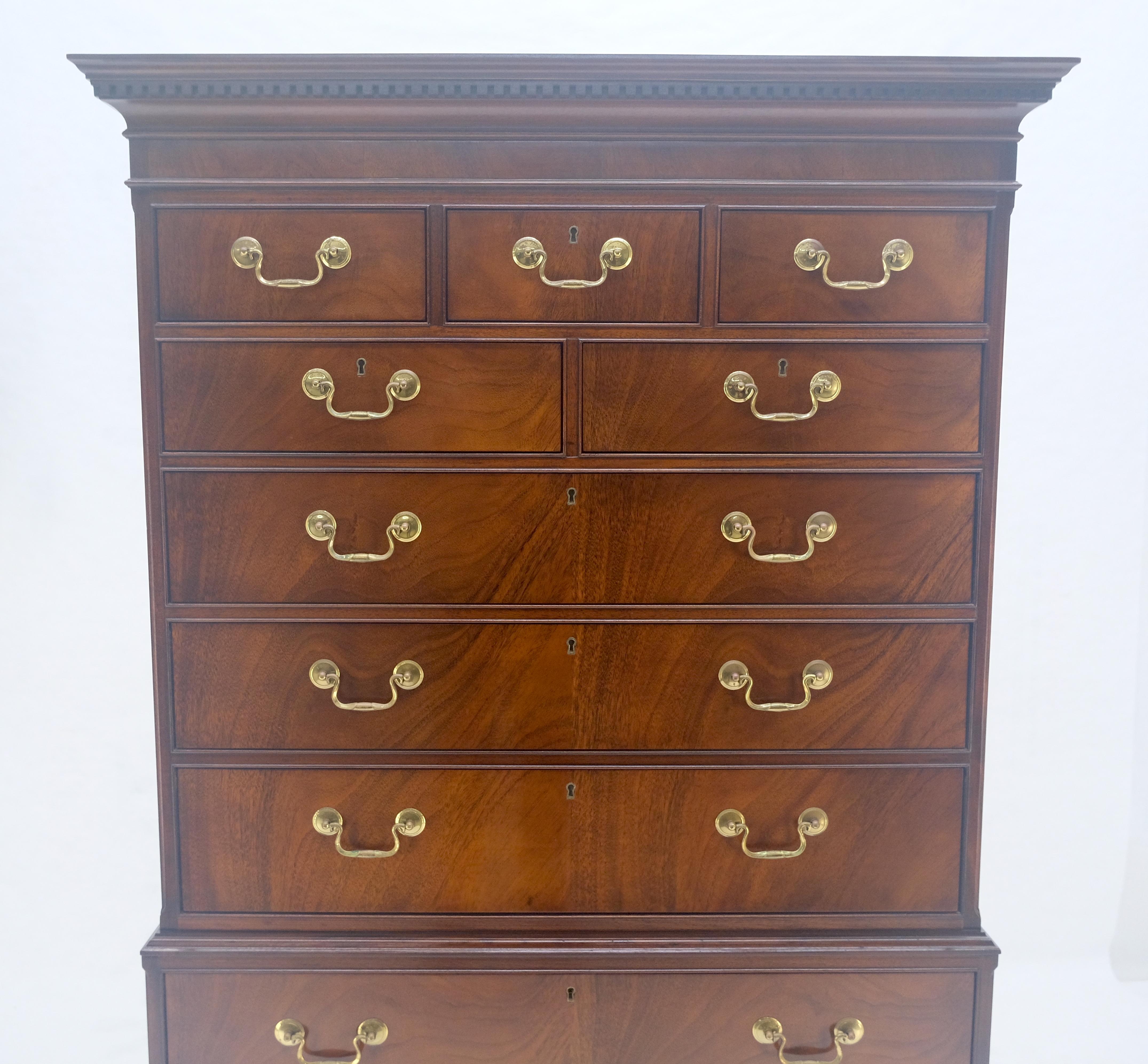 Sedia Hickory 11 cassetti in mogano fiammato con tiranti in ottone Cassettiera High Boy in vendita 1