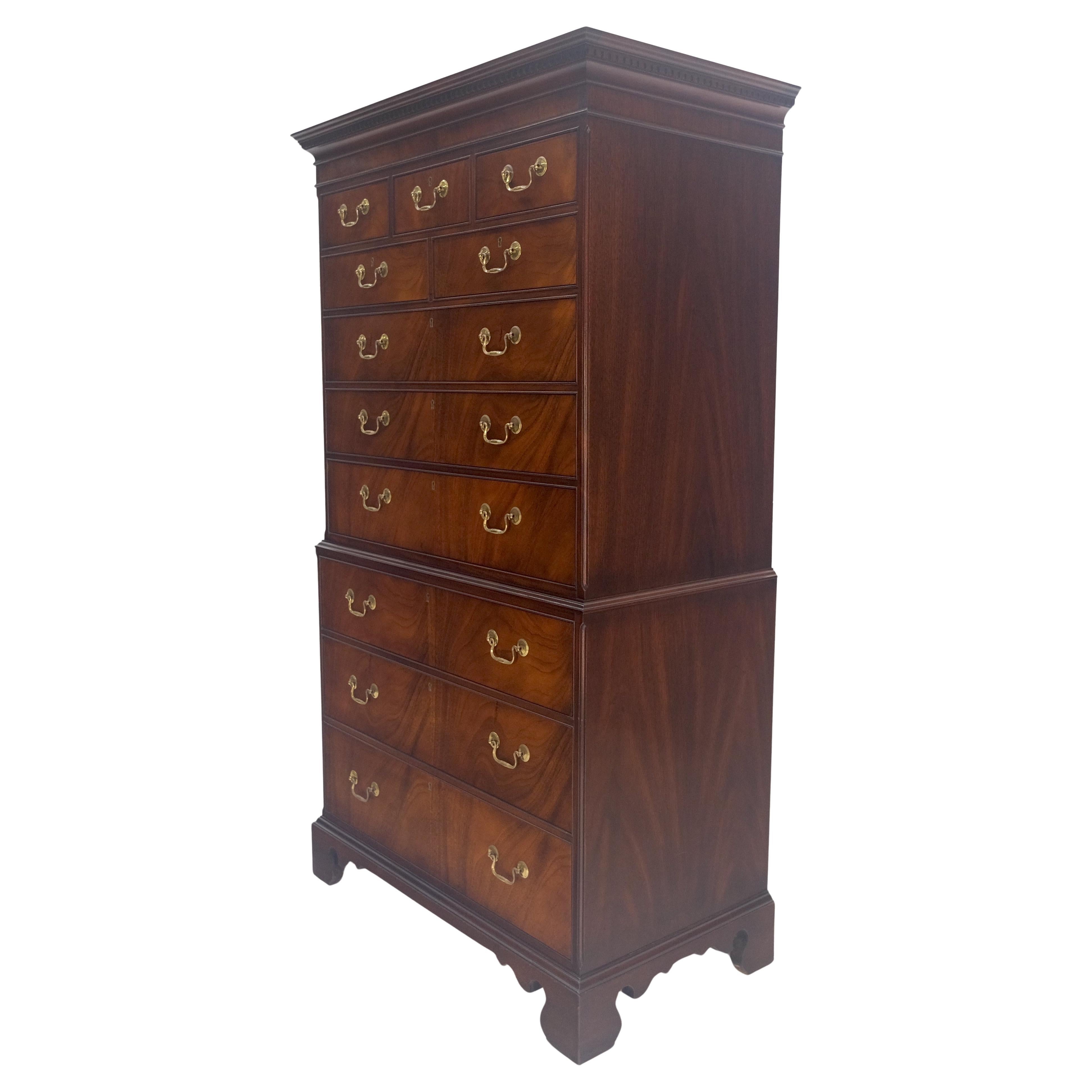 Sedia Hickory 11 cassetti in mogano fiammato con tiranti in ottone Cassettiera High Boy