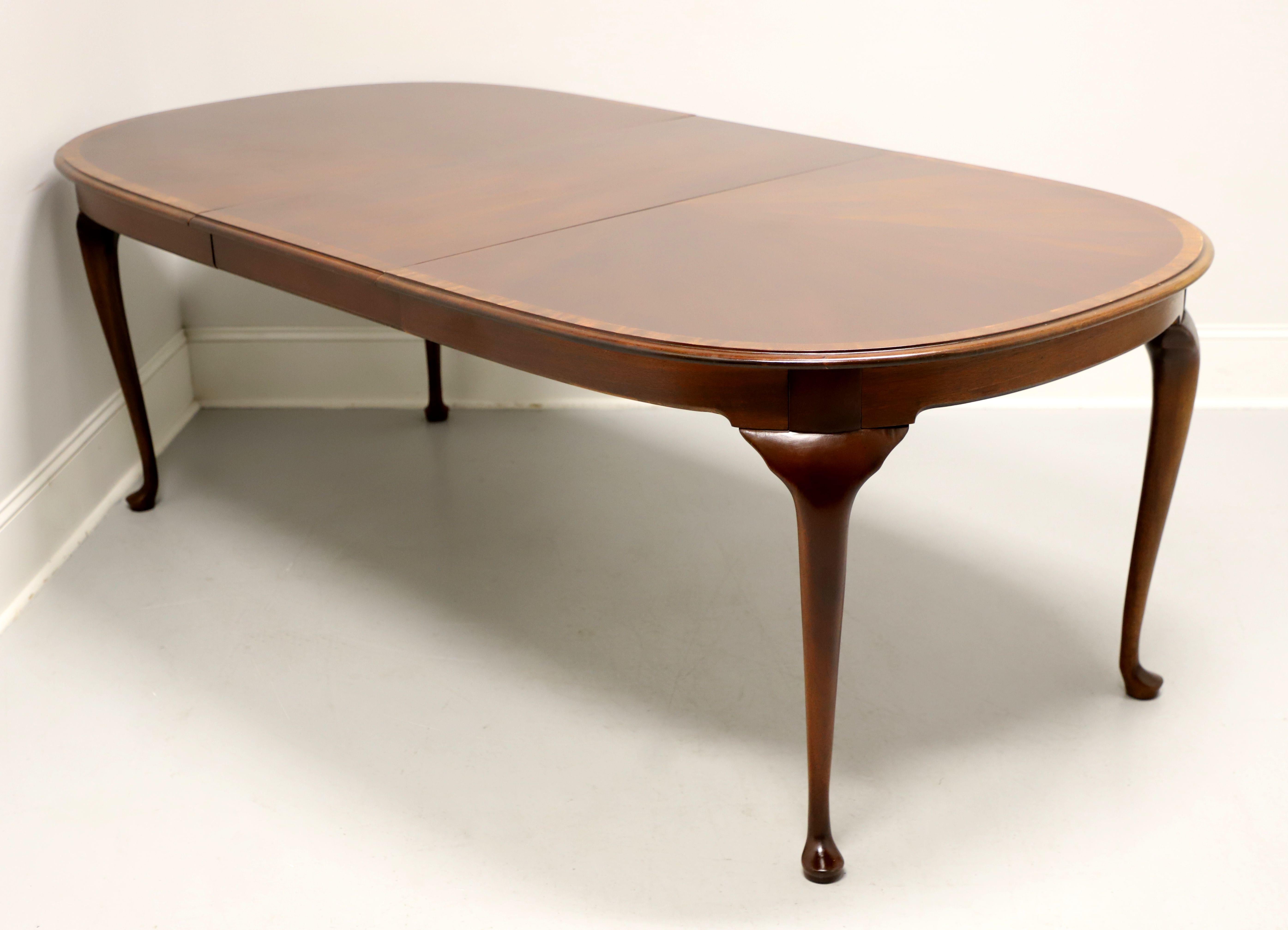 HICKORY CHAIR Banded Mahogany Queen Anne Oval Dining Table In Good Condition In Charlotte, NC