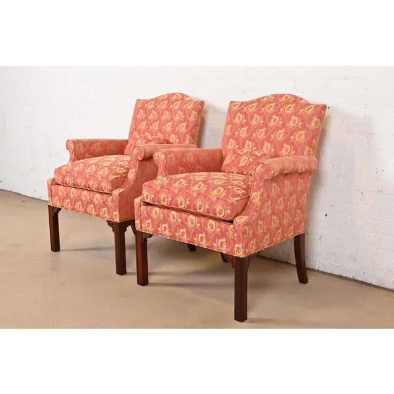 A gorgeous pair of English Chippendale or Georgian style upholstered club chairs or lounge chairs

By Hickory Chair

USA, Late 20th Century

Measures: 29.5