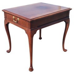 Silla Hickory Mesa auxiliar de caoba Chippendale con tapa en bandas y patas Queen Ann