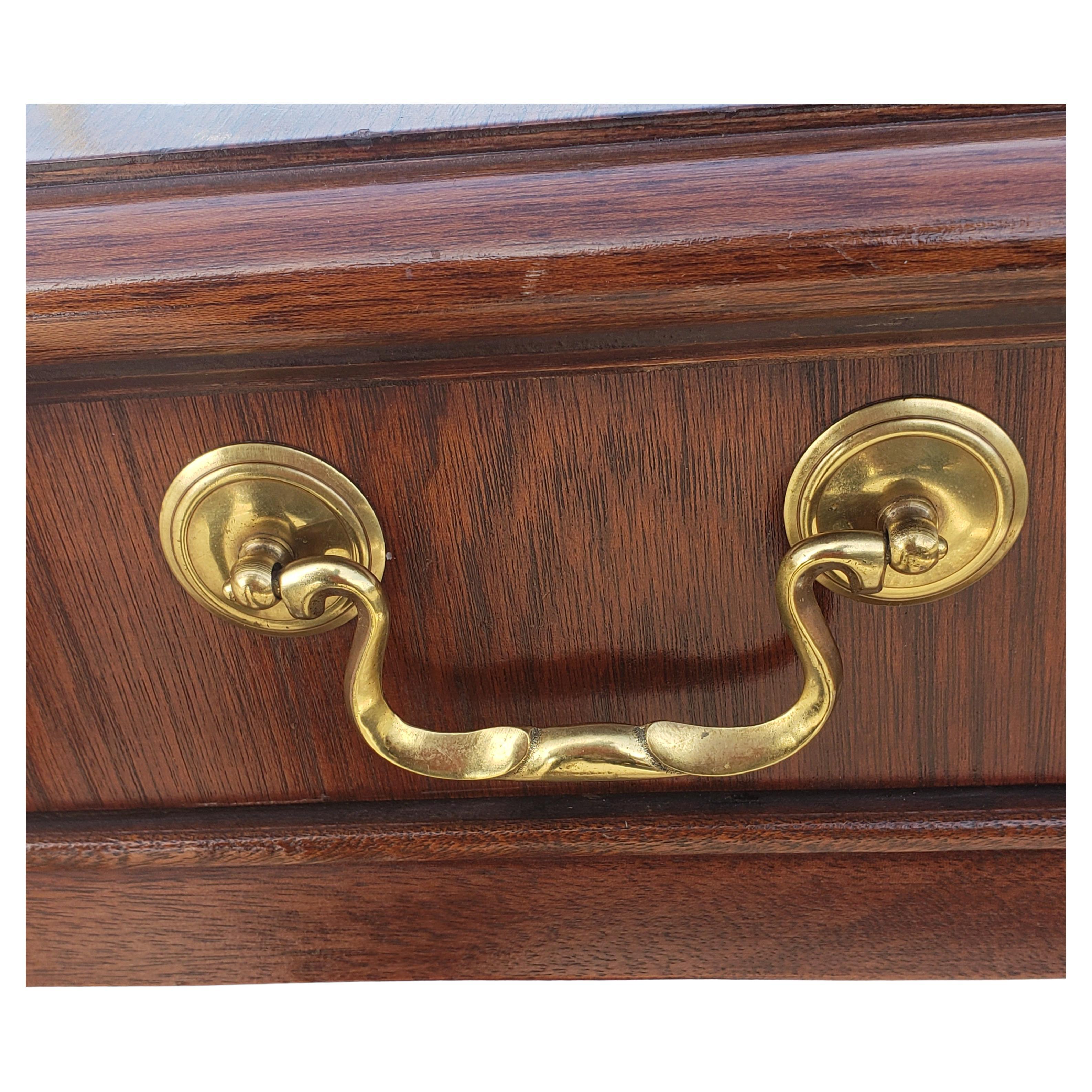 Placage Chaise Hickory et table d'appoint Chippendale en acajou avec plateau et pieds Queen Ann en vente