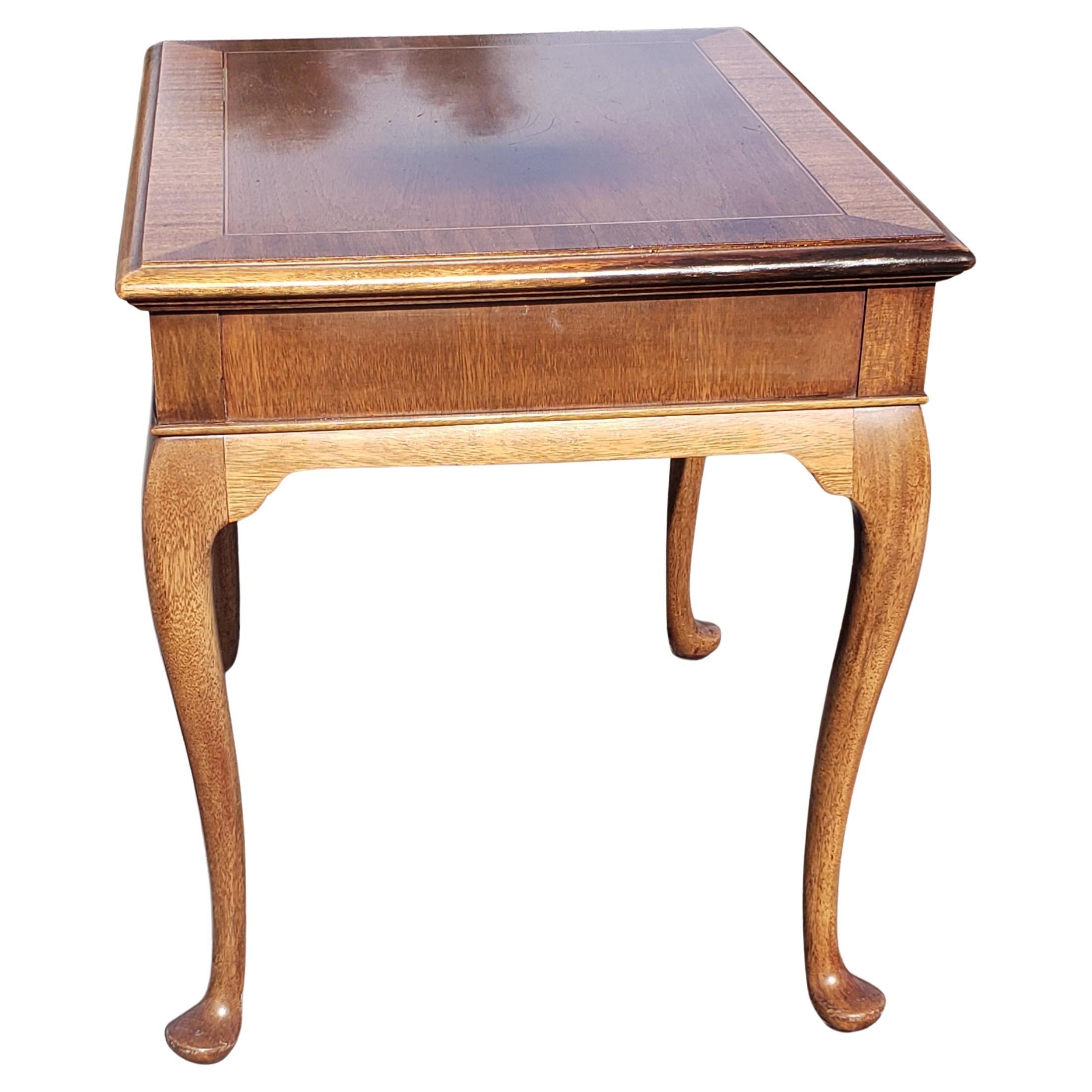 American Hickory Chair Chippendale Mahogany Banded Top Side Table with Queen Ann Legs For Sale