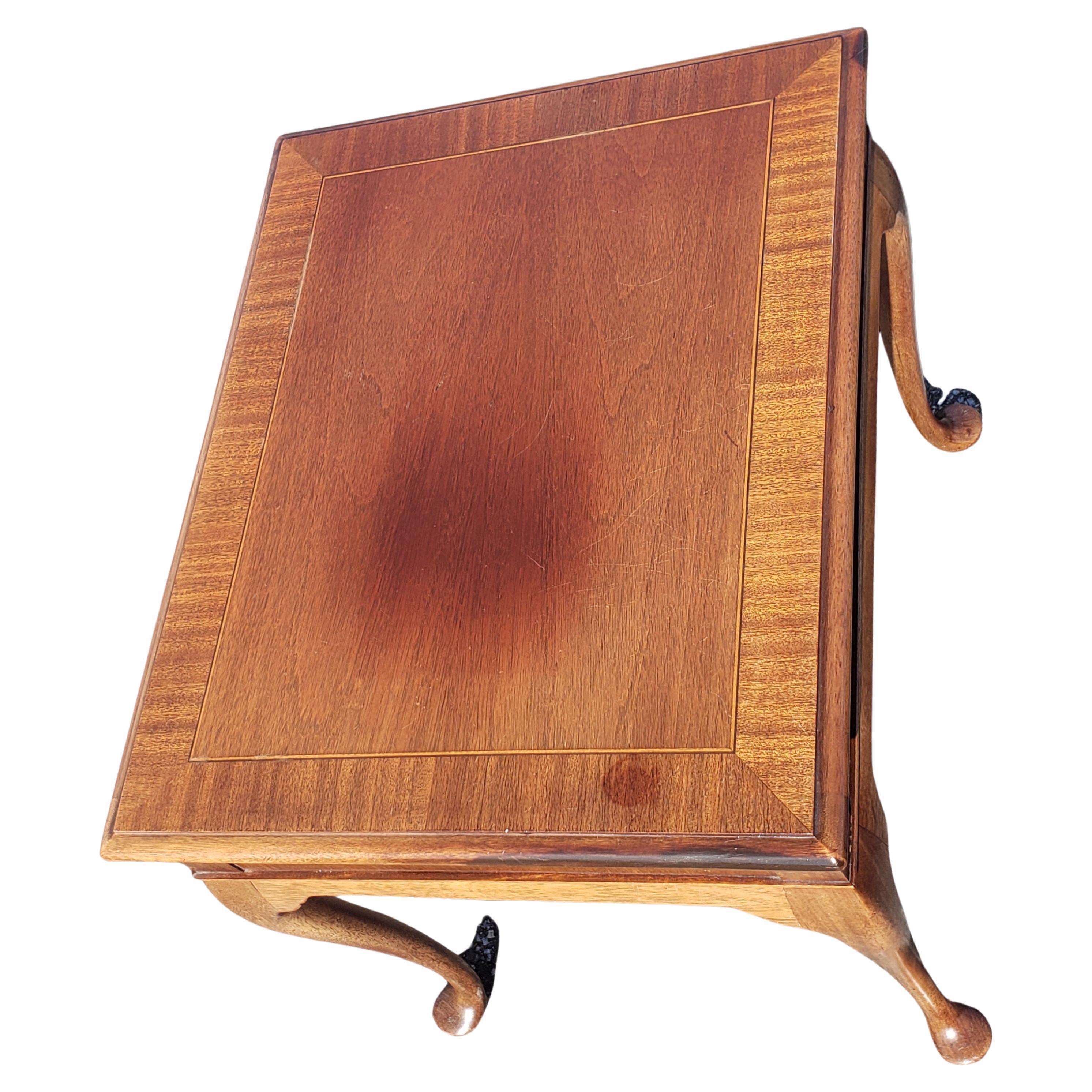 Laiton Chaise Hickory et table d'appoint Chippendale en acajou avec plateau et pieds Queen Ann en vente