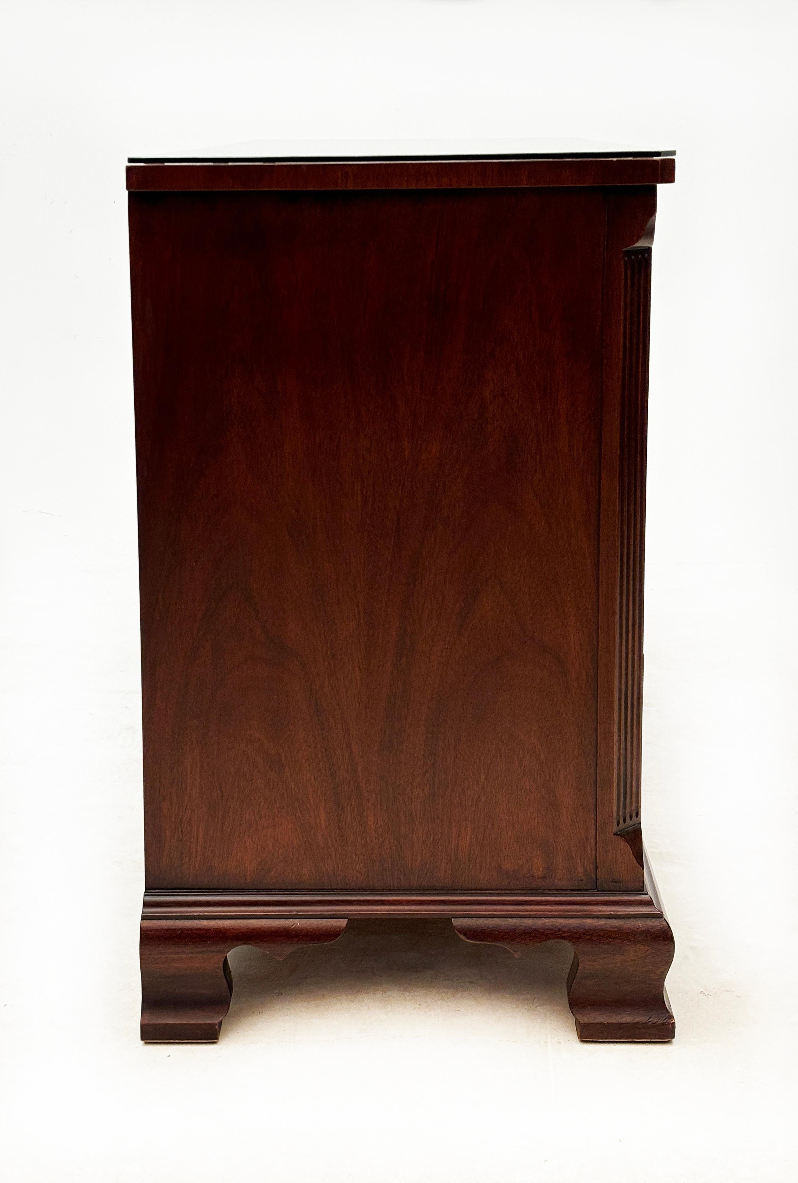 Hickory Chair Co, Collezione James River Plantation, Cassapanca in stile Chippendale In condizioni buone in vendita a Louisville, KY