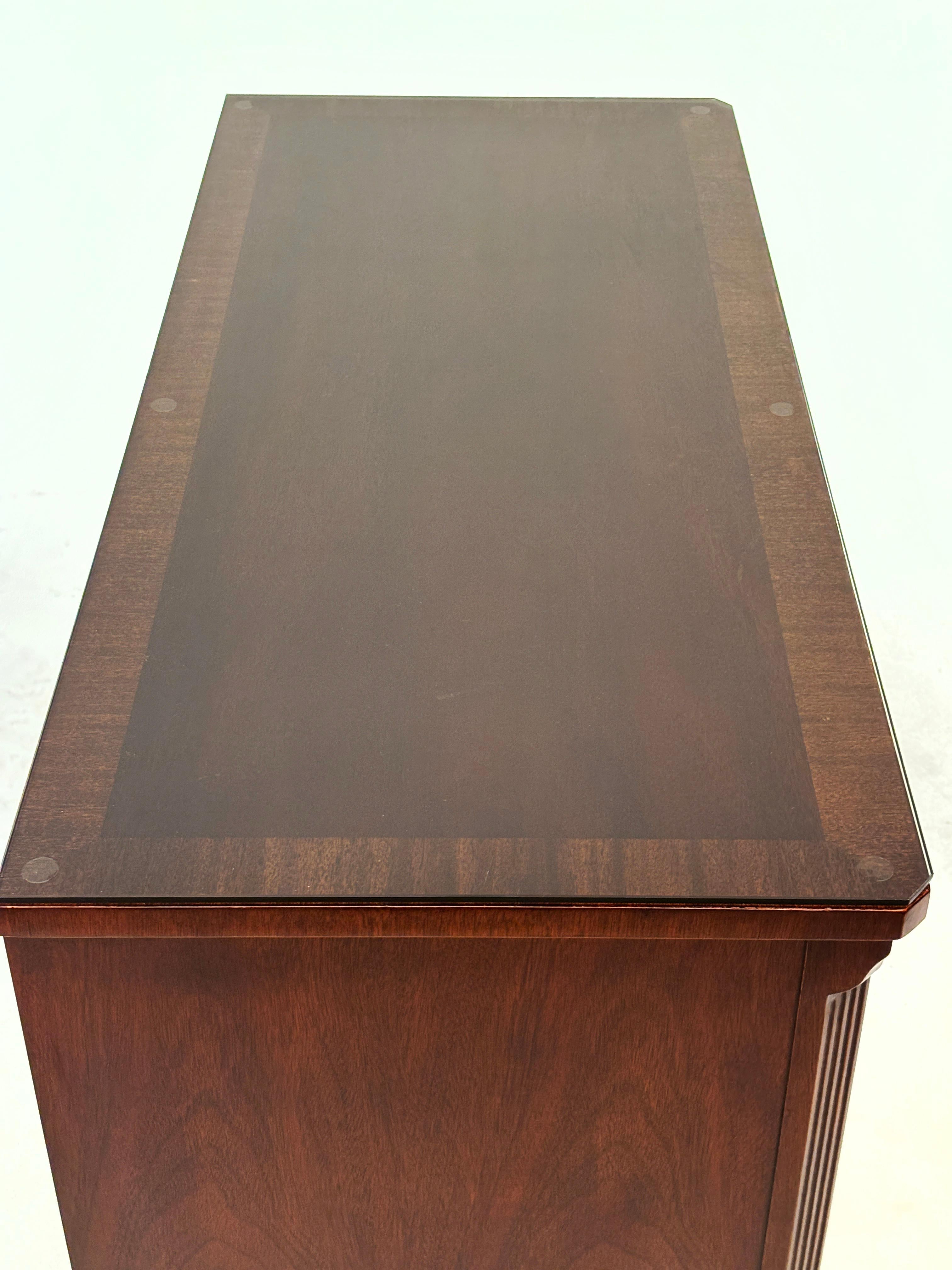 Vetro Hickory Chair Co, Collezione James River Plantation, Cassapanca in stile Chippendale in vendita