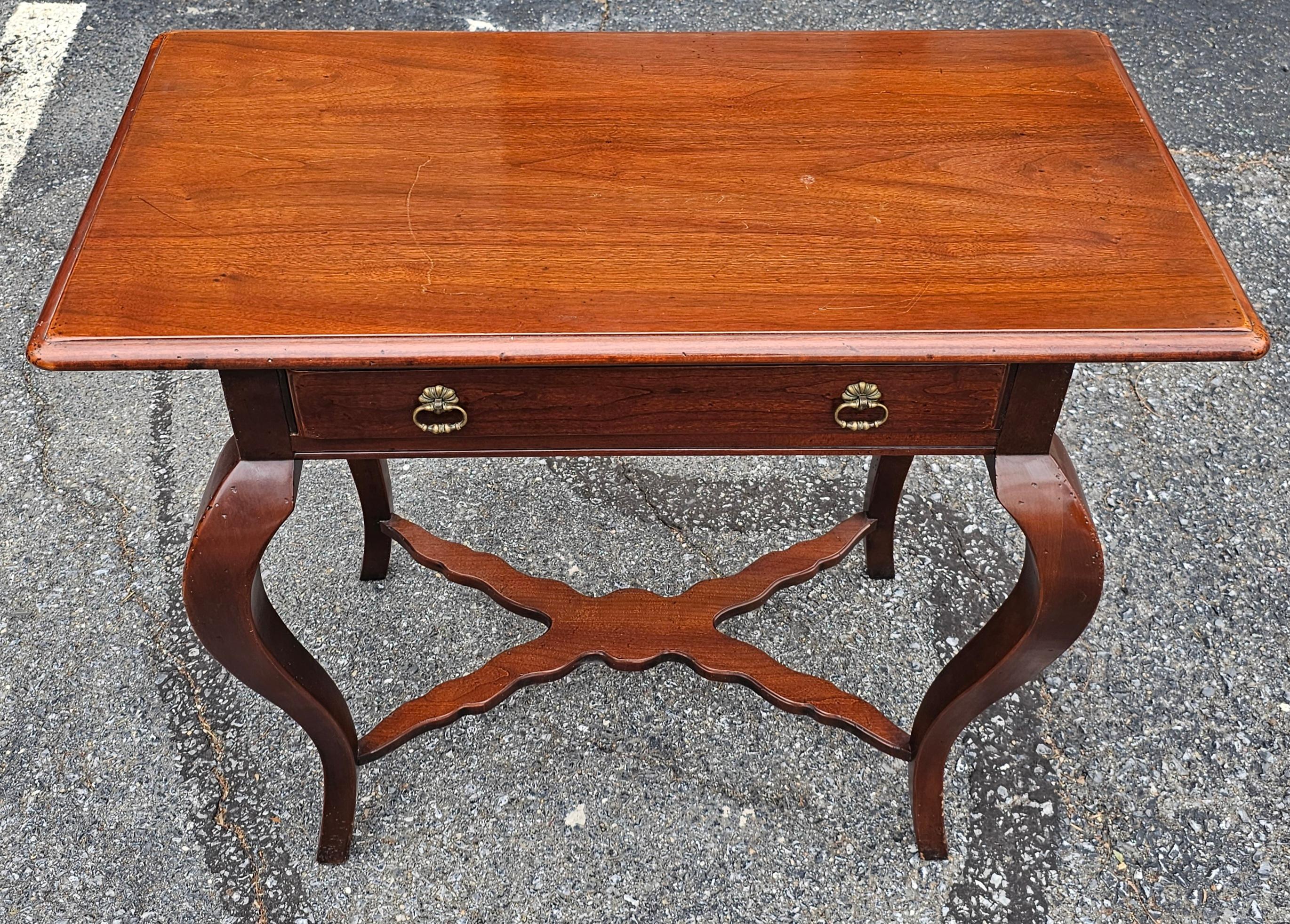 Mordenzato Hickory Chair Co. Tavolo consolle in mogano Tavolo da sala Tavolo da divano in vendita