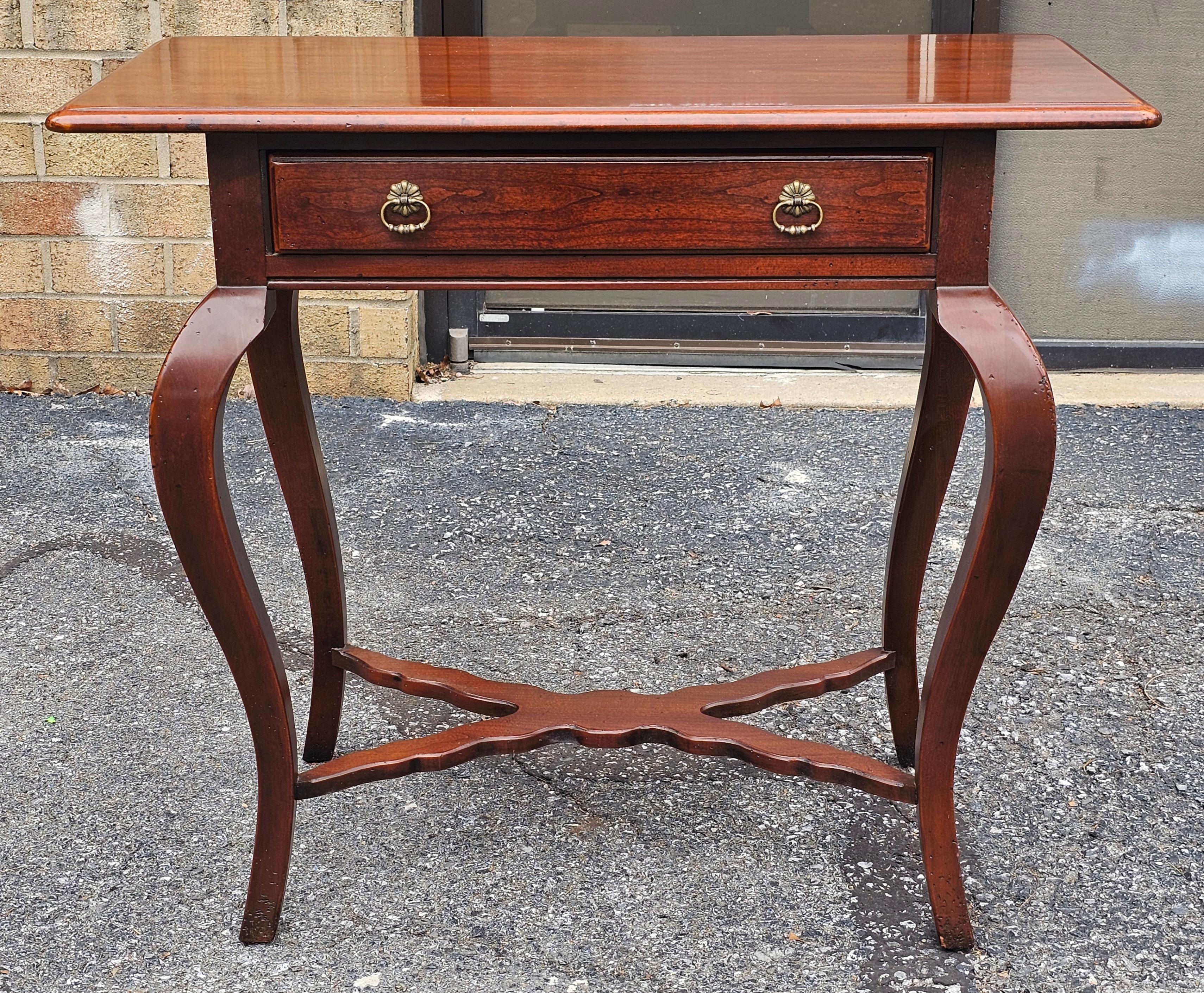 XX secolo Hickory Chair Co. Tavolo consolle in mogano Tavolo da sala Tavolo da divano in vendita