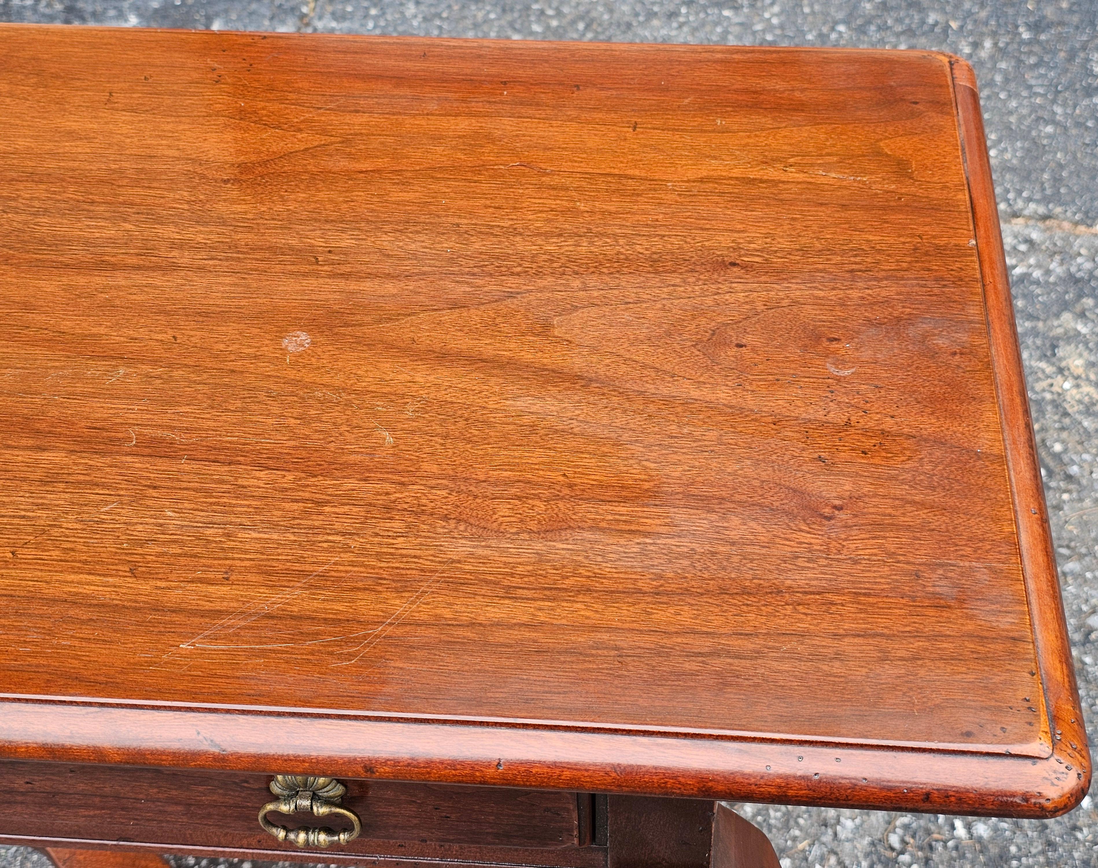 Hickory Chair Co. Tavolo consolle in mogano Tavolo da sala Tavolo da divano in vendita 1