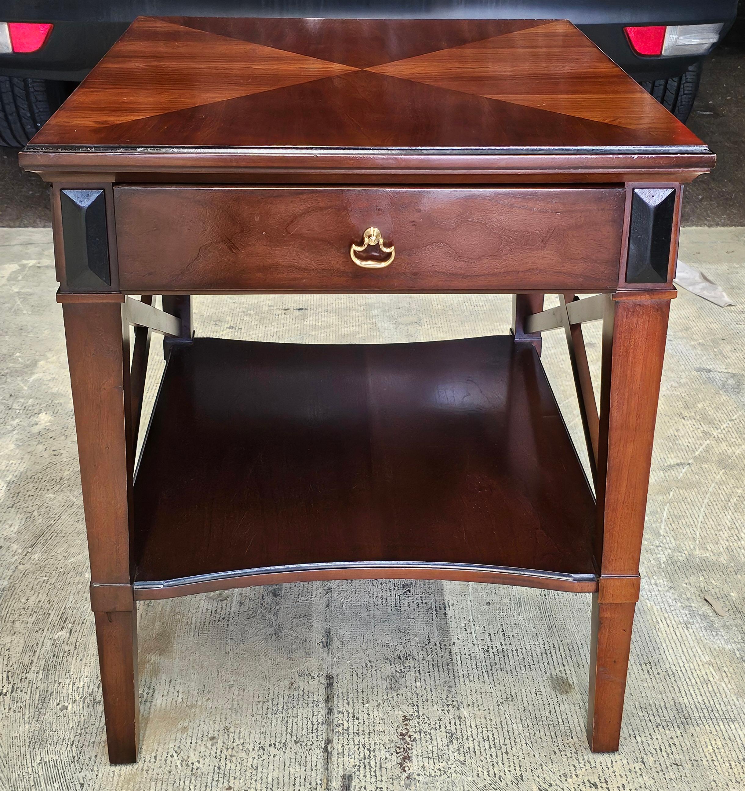 Table d'appoint en bois fruitier du 20e siècle de The Table Company.
Dimensions : 23 x 27 x 26 . Le dégagement de l'étage inférieur est de 12.5