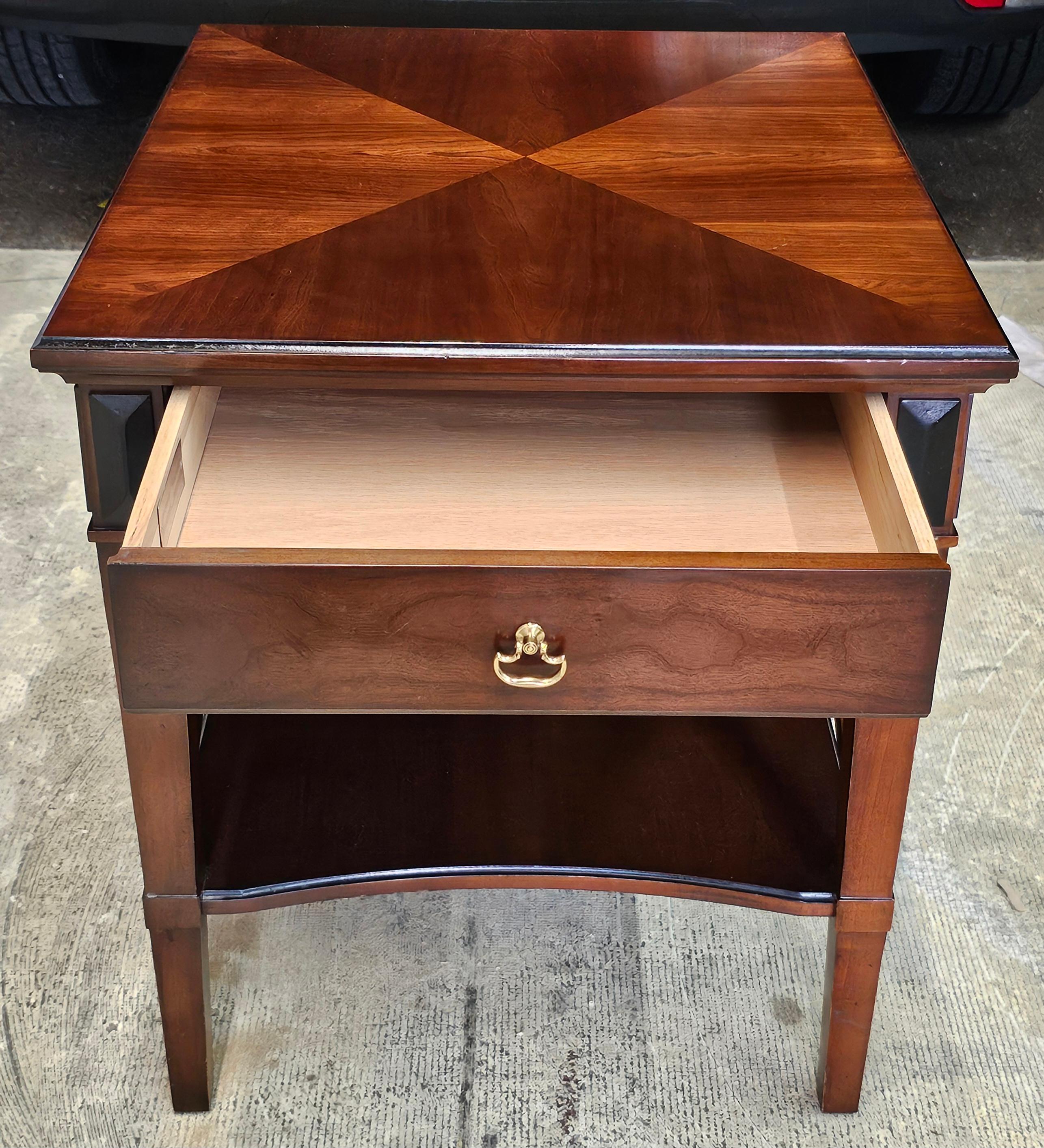 Autre Table d'appoint Hickory Chair Company Bookmatched Fruitwood Stretcher en vente
