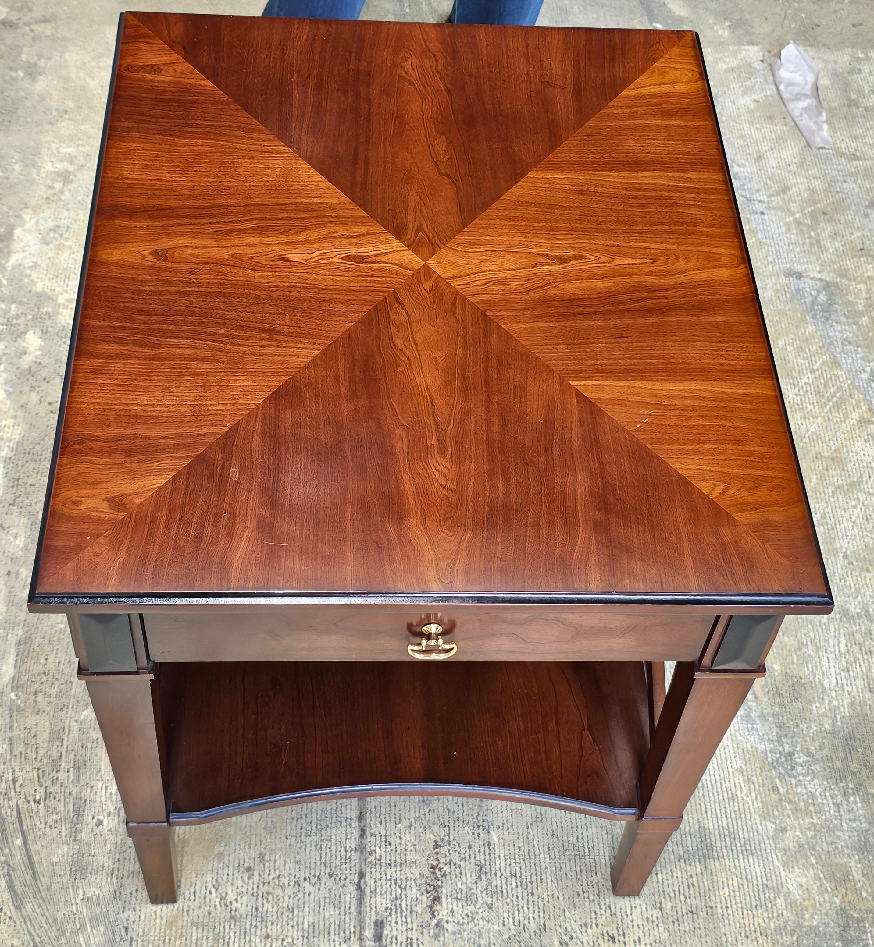 Américain Table d'appoint Hickory Chair Company Bookmatched Fruitwood Stretcher en vente