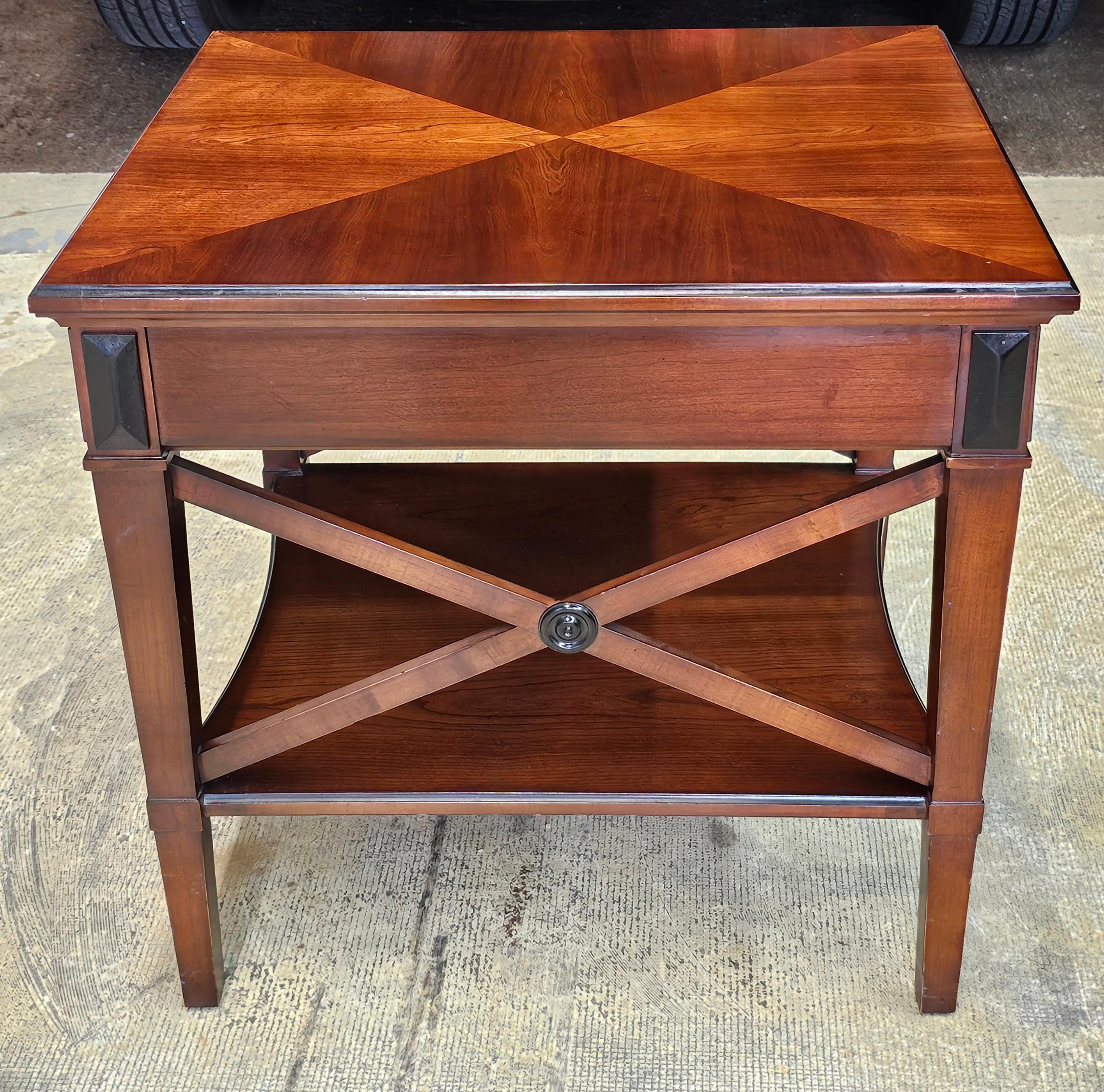 Table d'appoint Hickory Chair Company Bookmatched Fruitwood Stretcher Bon état - En vente à Germantown, MD