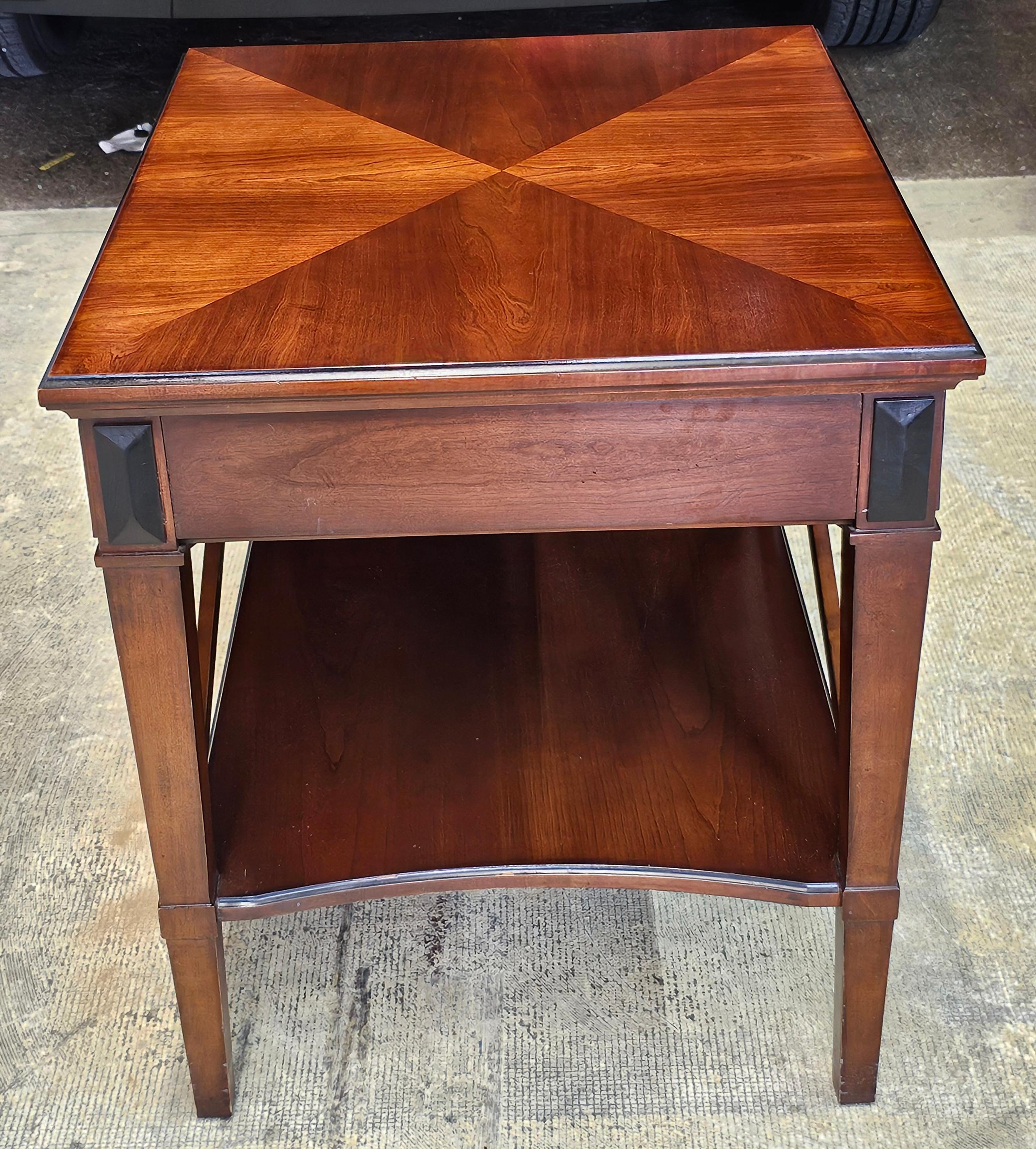 20ième siècle Table d'appoint Hickory Chair Company Bookmatched Fruitwood Stretcher en vente